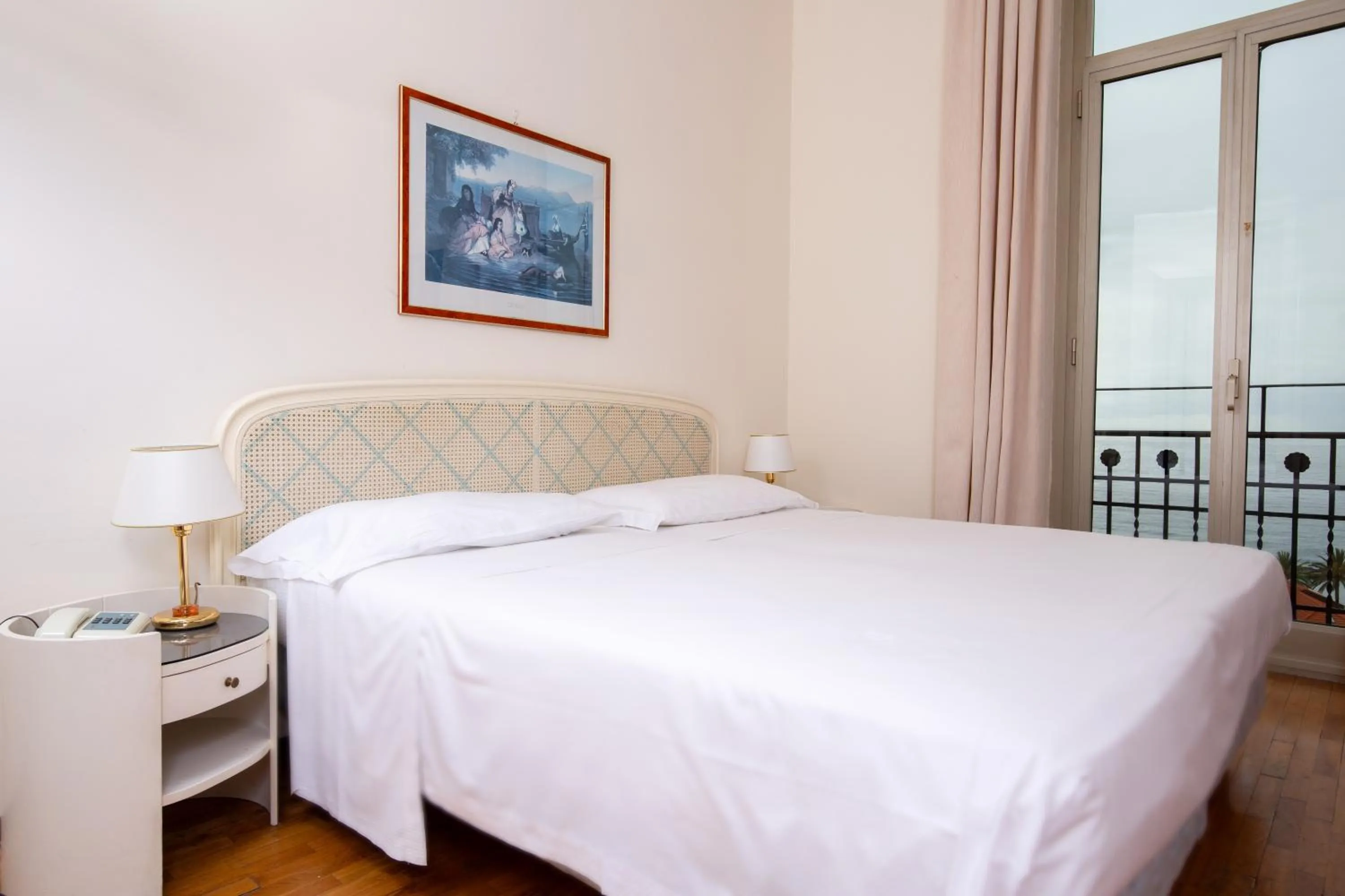 TV and multimedia in Grand Hotel De Londres