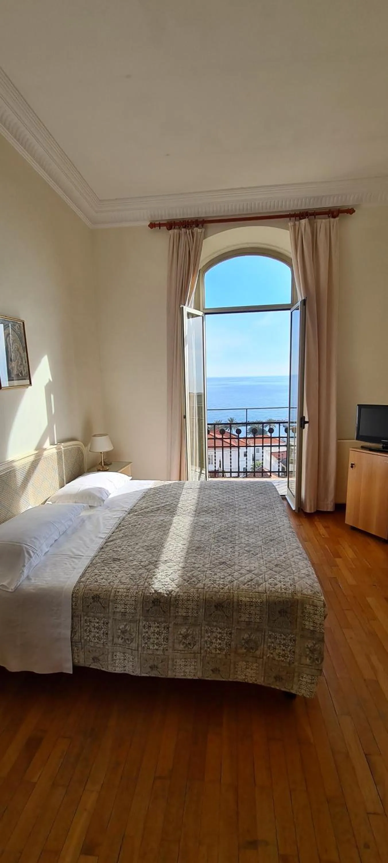 TV and multimedia in Grand Hotel De Londres