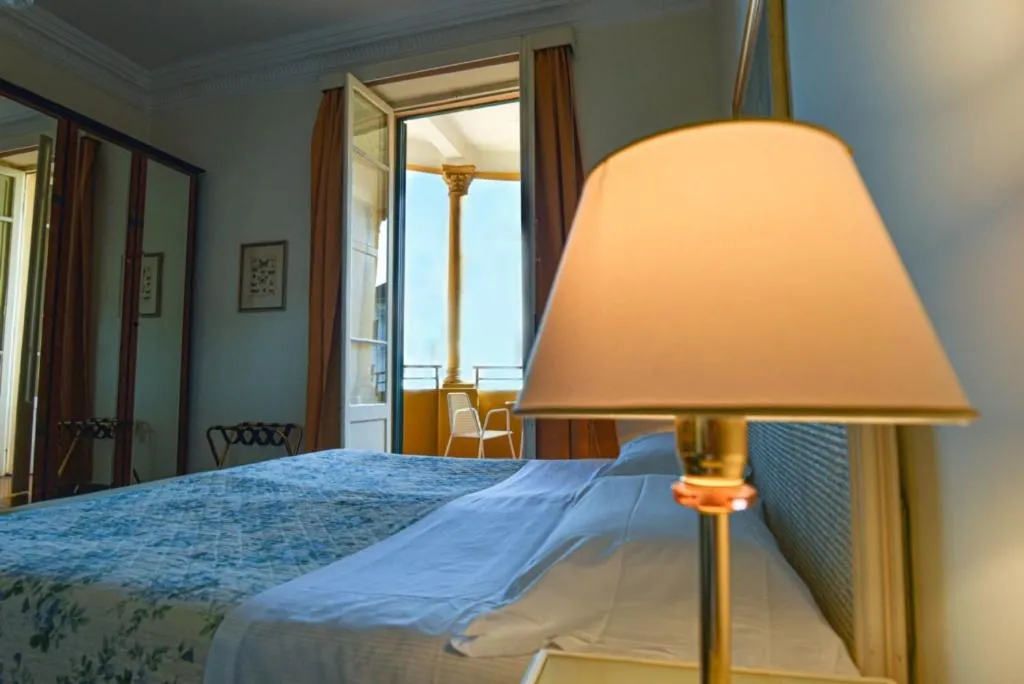 Photo of the whole room, Bed in Grand Hotel De Londres