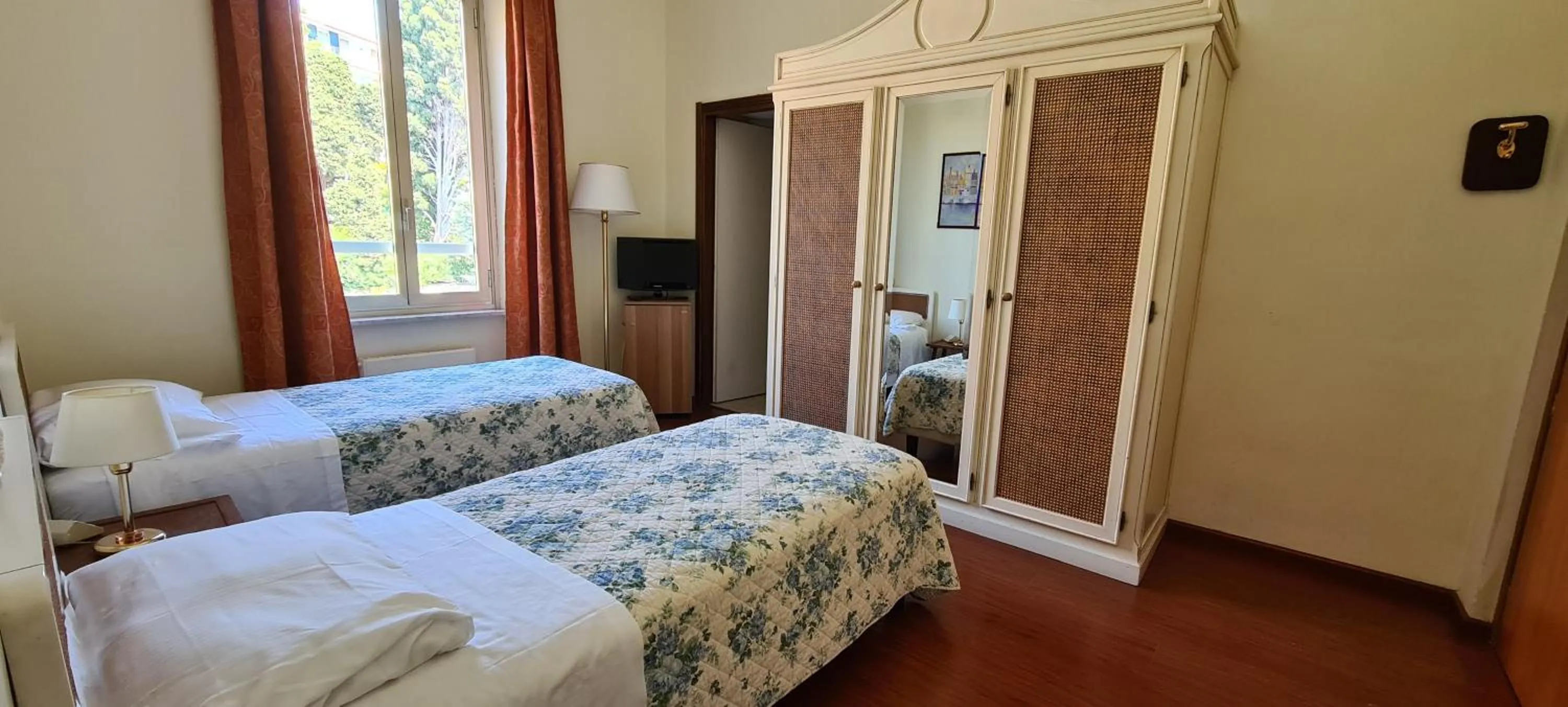 TV and multimedia in Grand Hotel De Londres