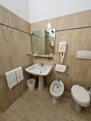 Bathroom in Grand Hotel De Londres