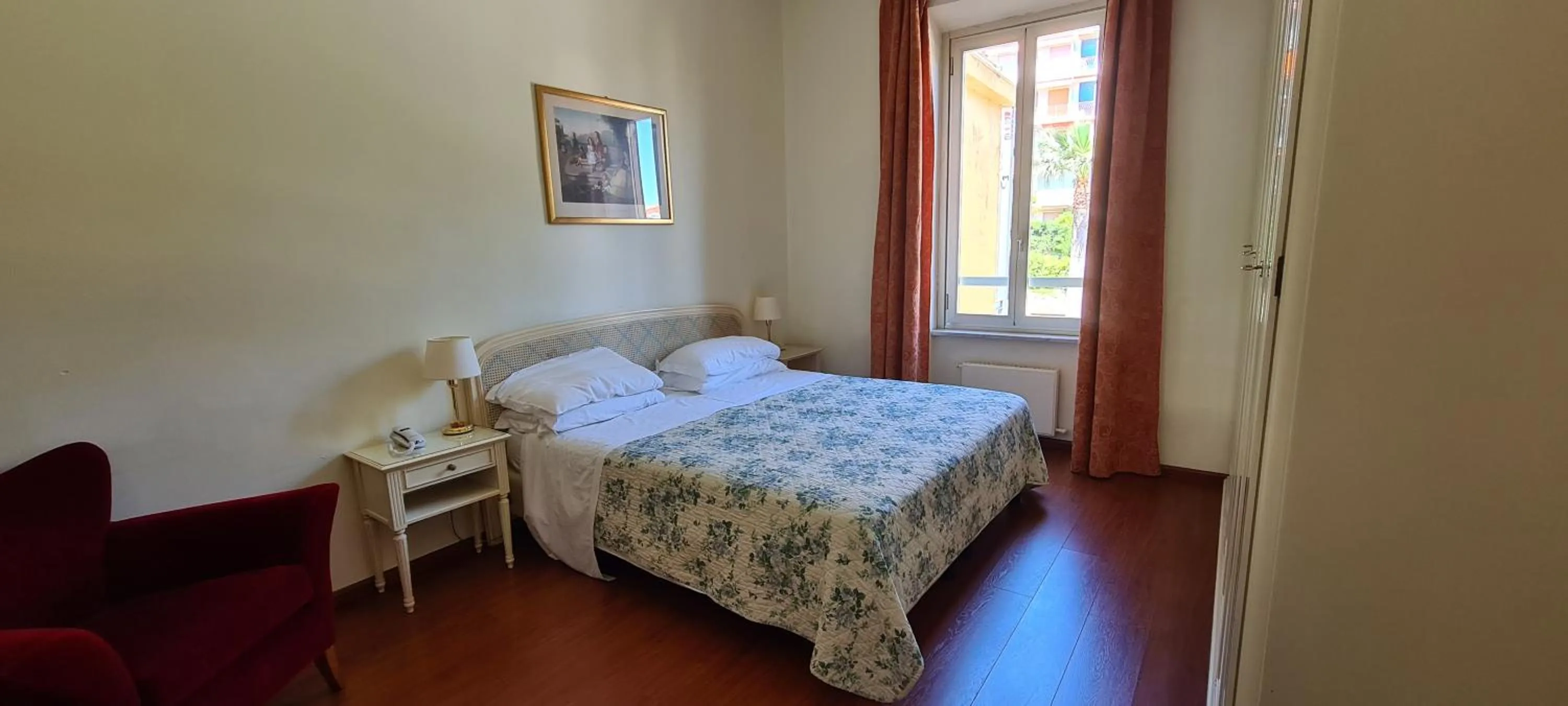 Bedroom in Grand Hotel De Londres