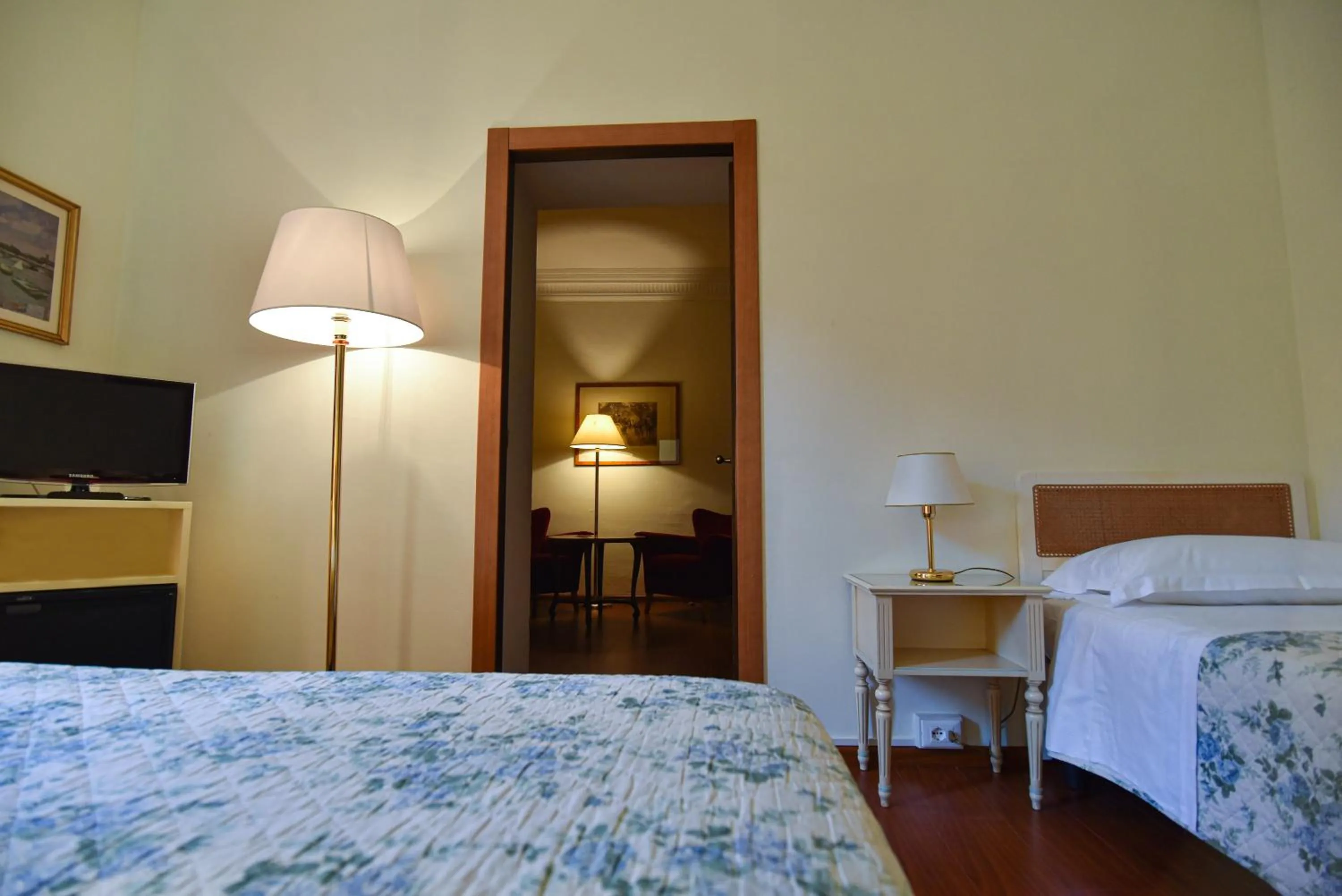 TV and multimedia in Grand Hotel De Londres