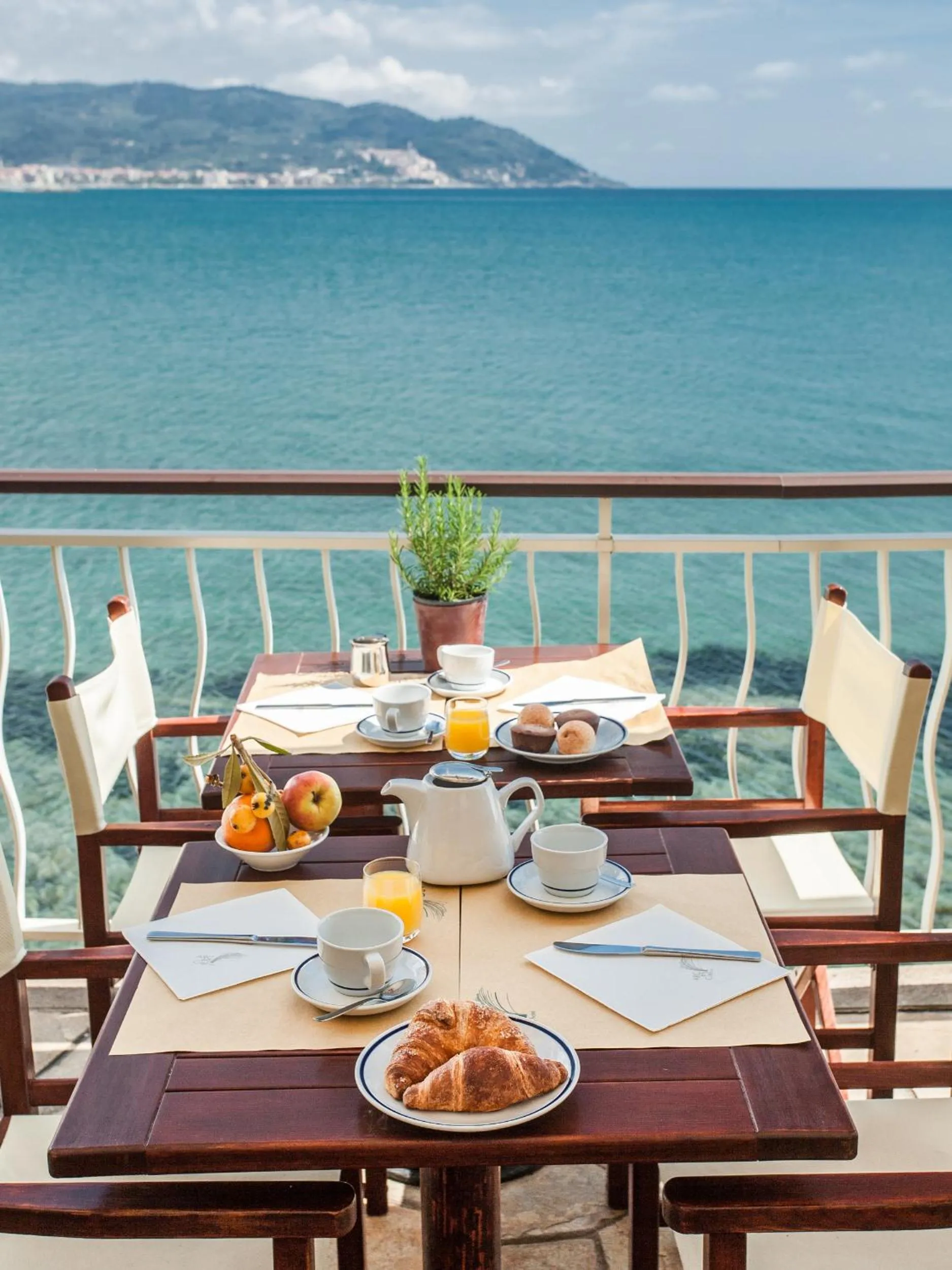 Restaurant/places to eat in Hotel Arc En Ciel