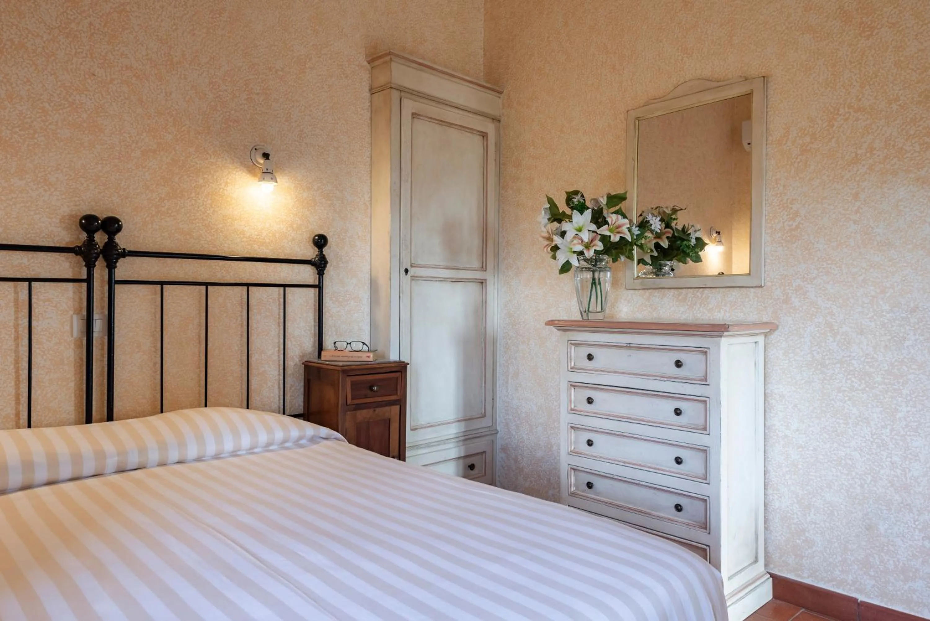 Bed in Antico Casale Di Scansano Resort