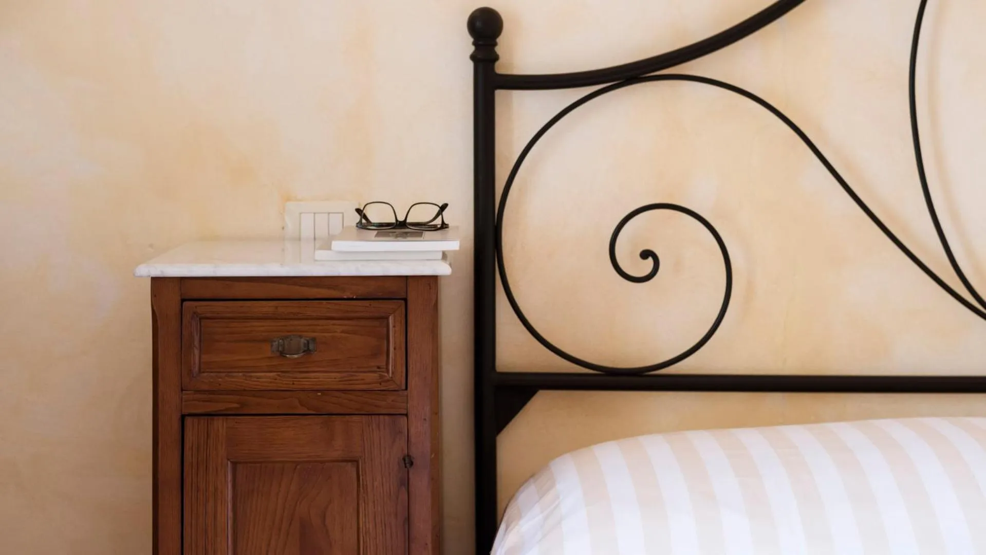 Bed in Antico Casale Di Scansano Resort