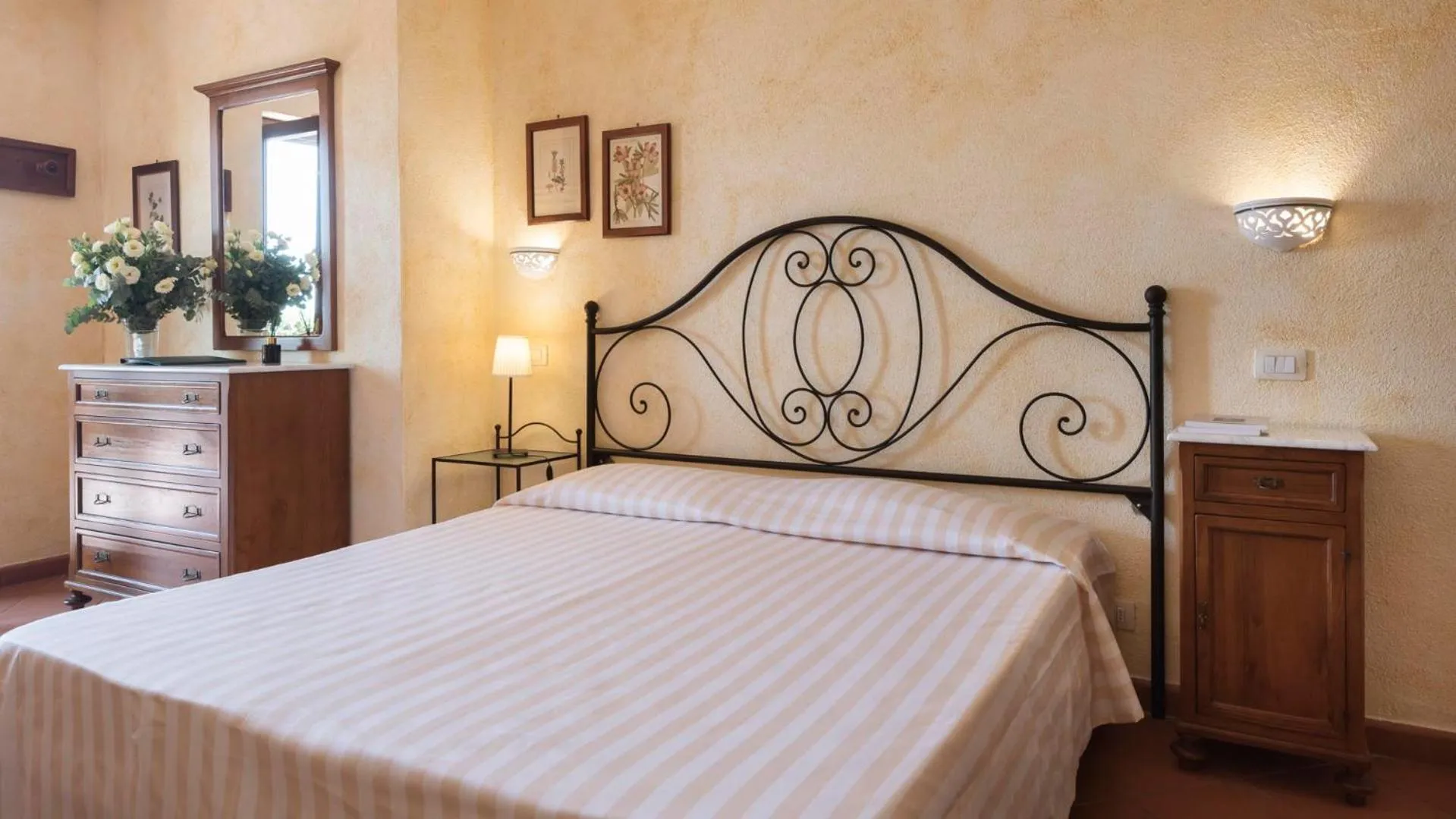 Bed in Antico Casale Di Scansano Resort