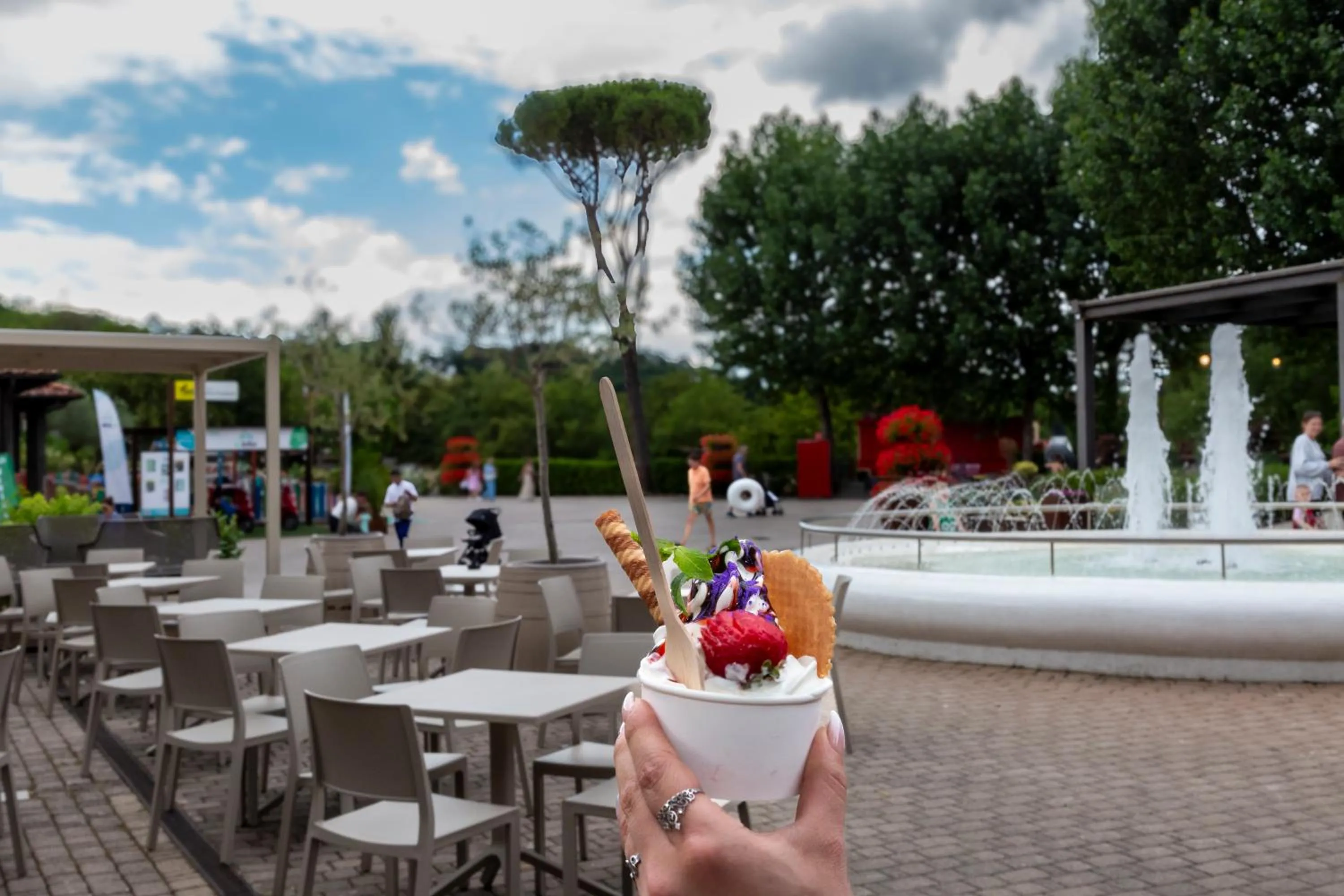 hu Norcenni Girasole village