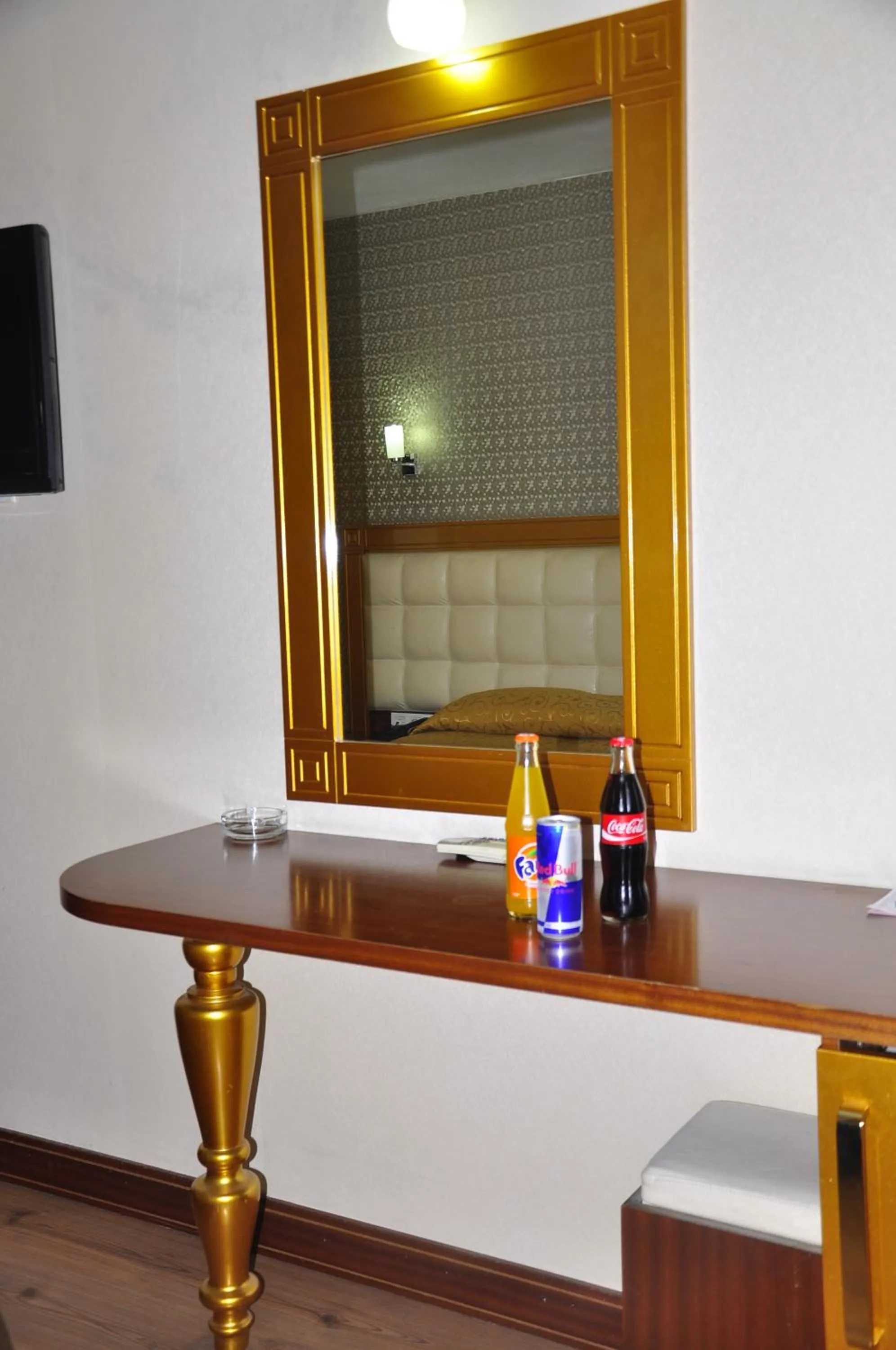 Communal lounge/ TV room in Kayalar Hotel