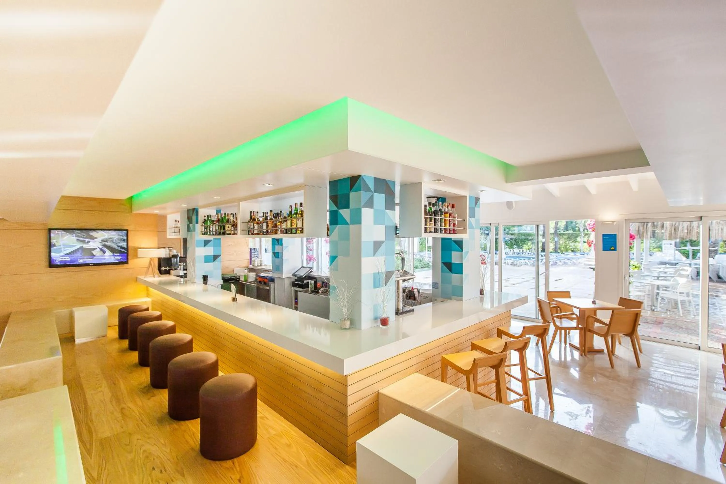 Lounge or bar in Sol de Alcudia Apartamentos