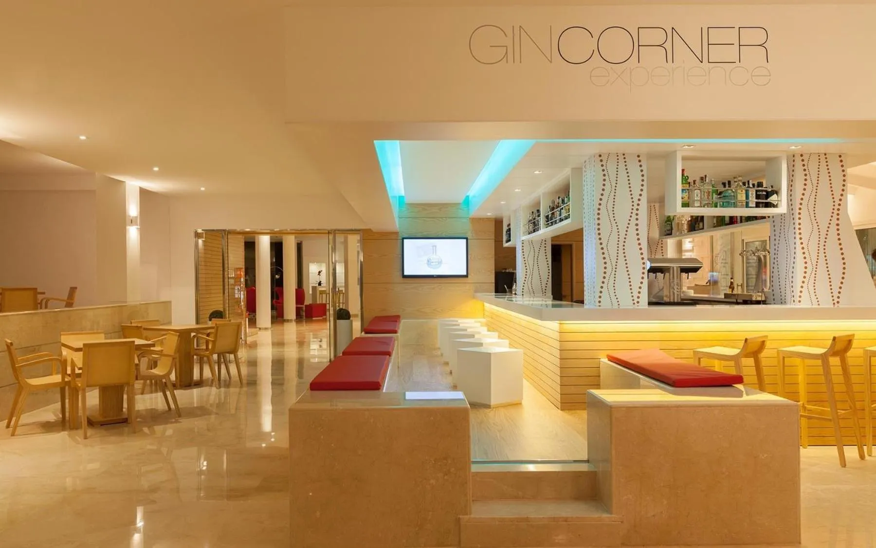 Lounge or bar in Sol de Alcudia Apartamentos