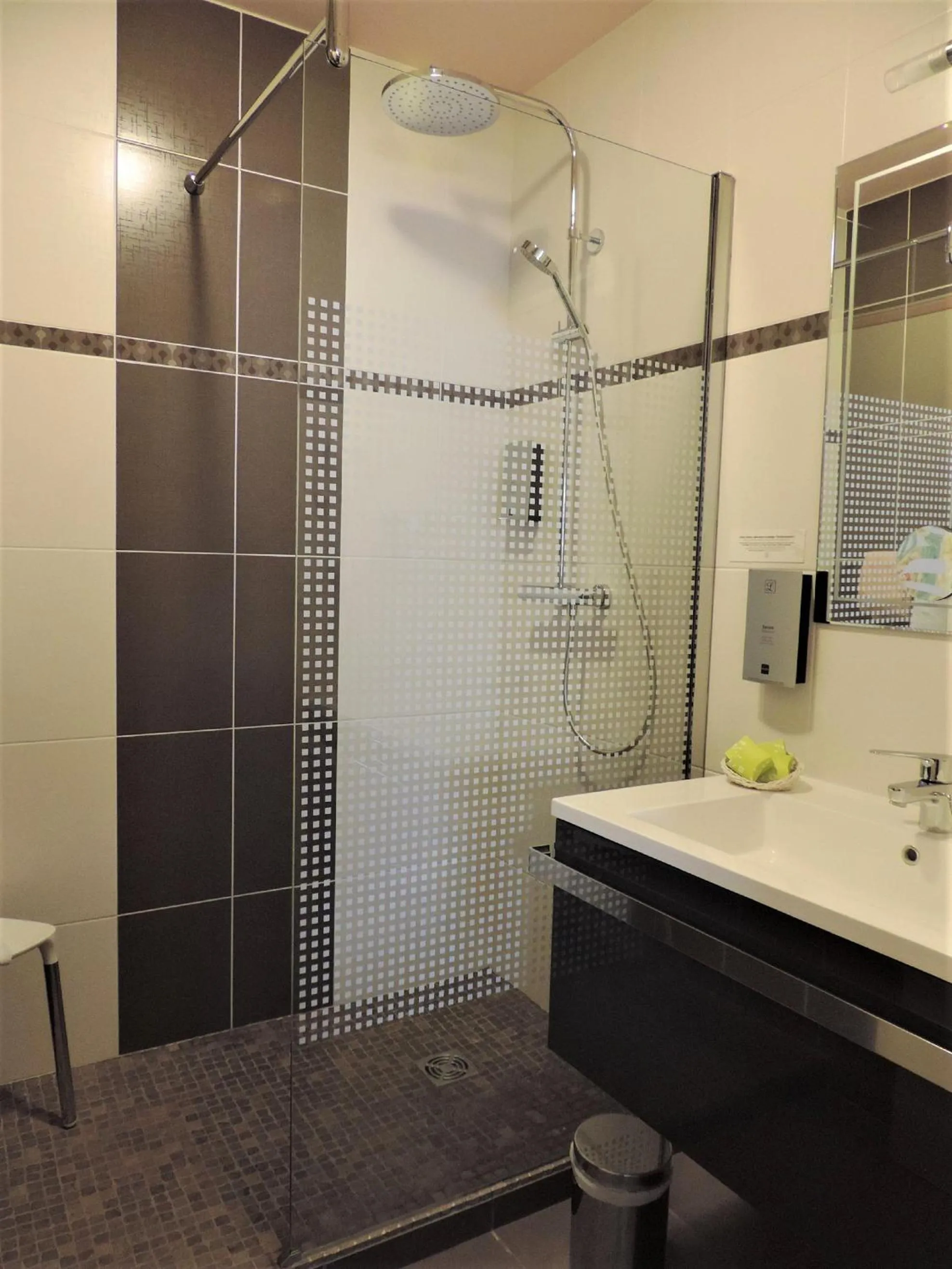 Bathroom in Auv'hôtel