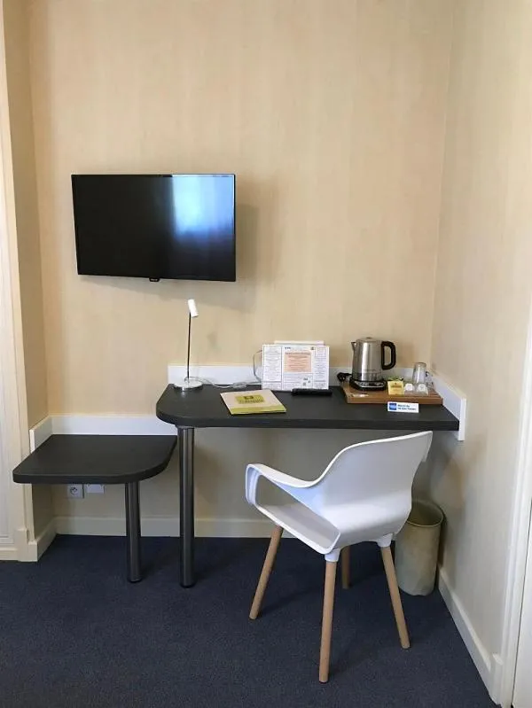 Coffee/tea facilities, TV/Entertainment Center in Auv'hôtel