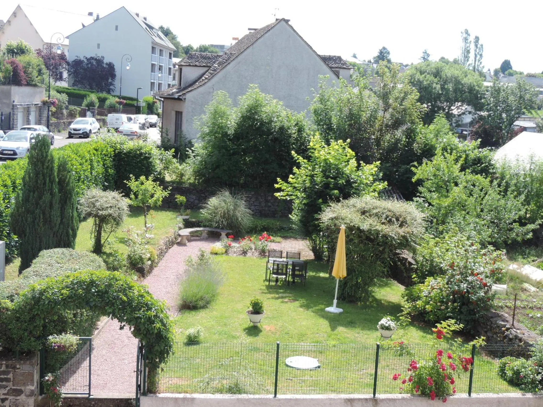 Garden, Property Building in Auv'hôtel