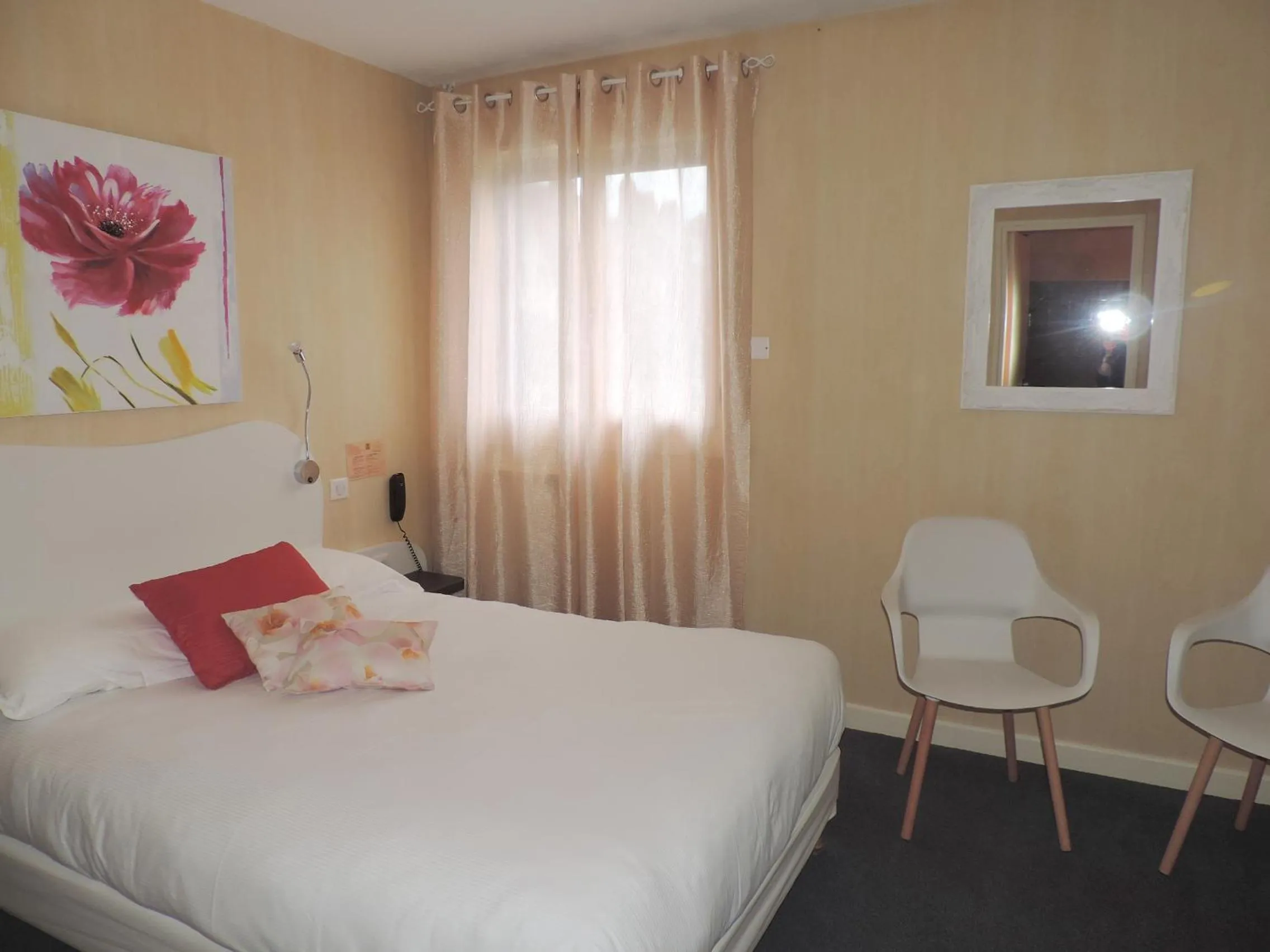 Photo of the whole room, TV/Entertainment Center in Auv'hôtel