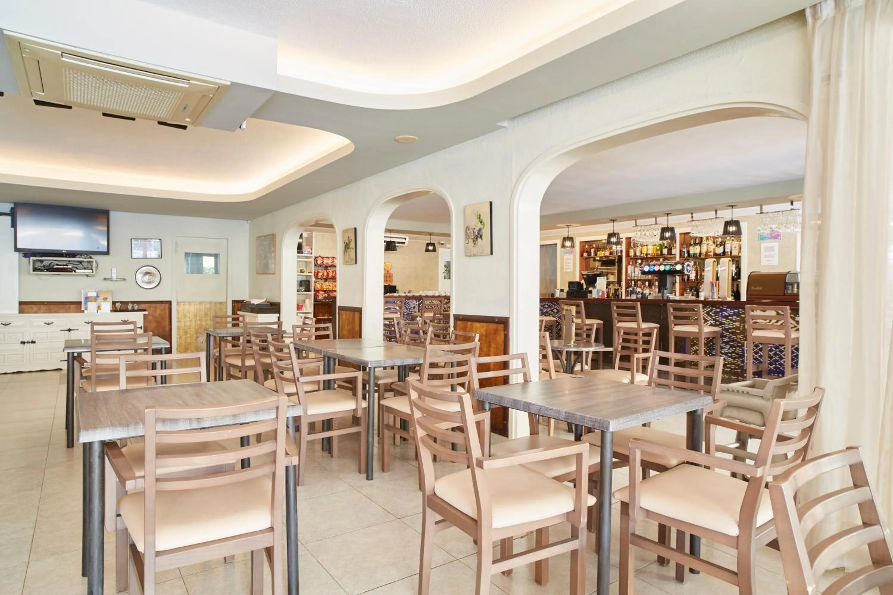 Restaurant/places to eat in Invisa Hotel Casa Luis