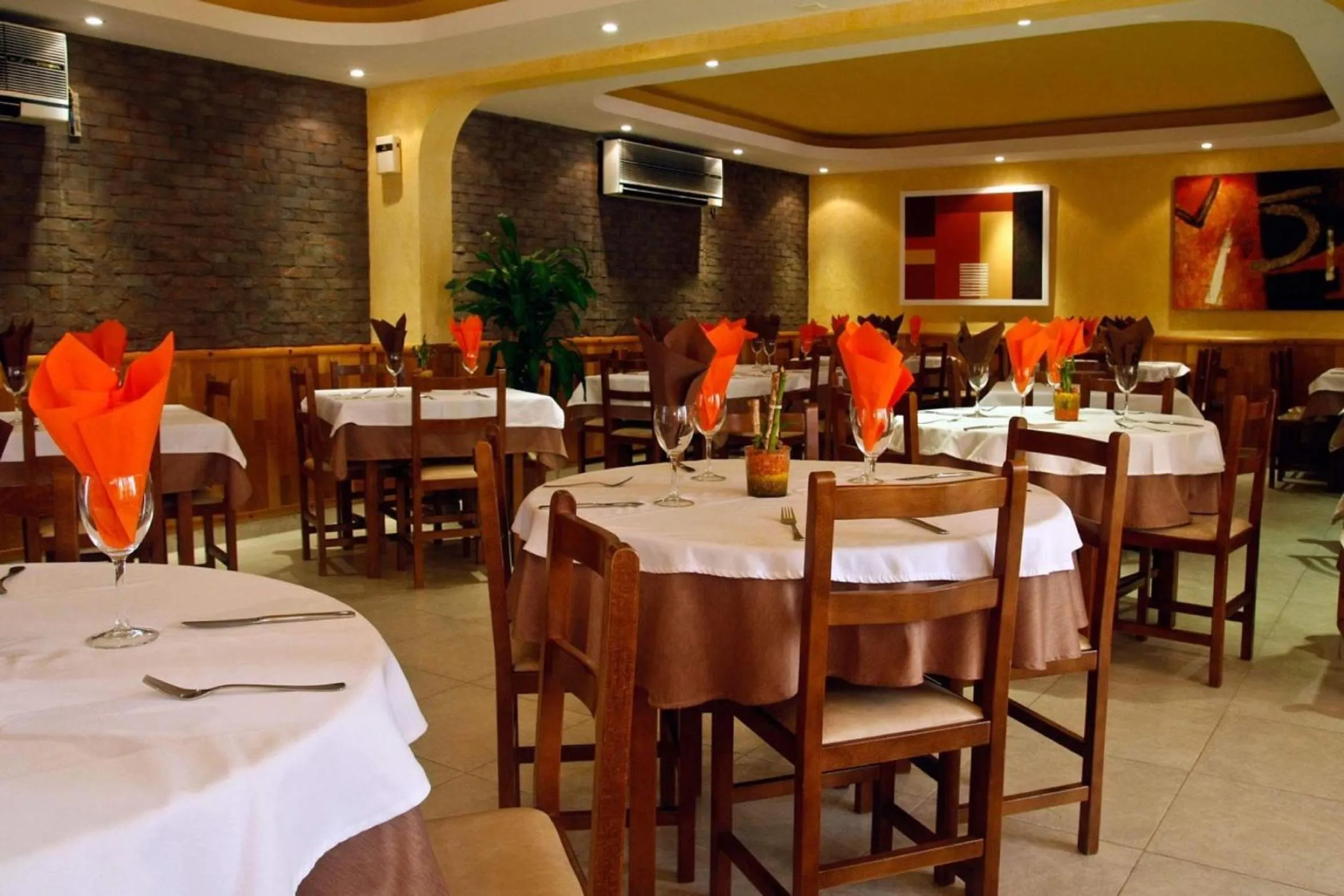 Restaurant/places to eat in Invisa Hotel Casa Luis