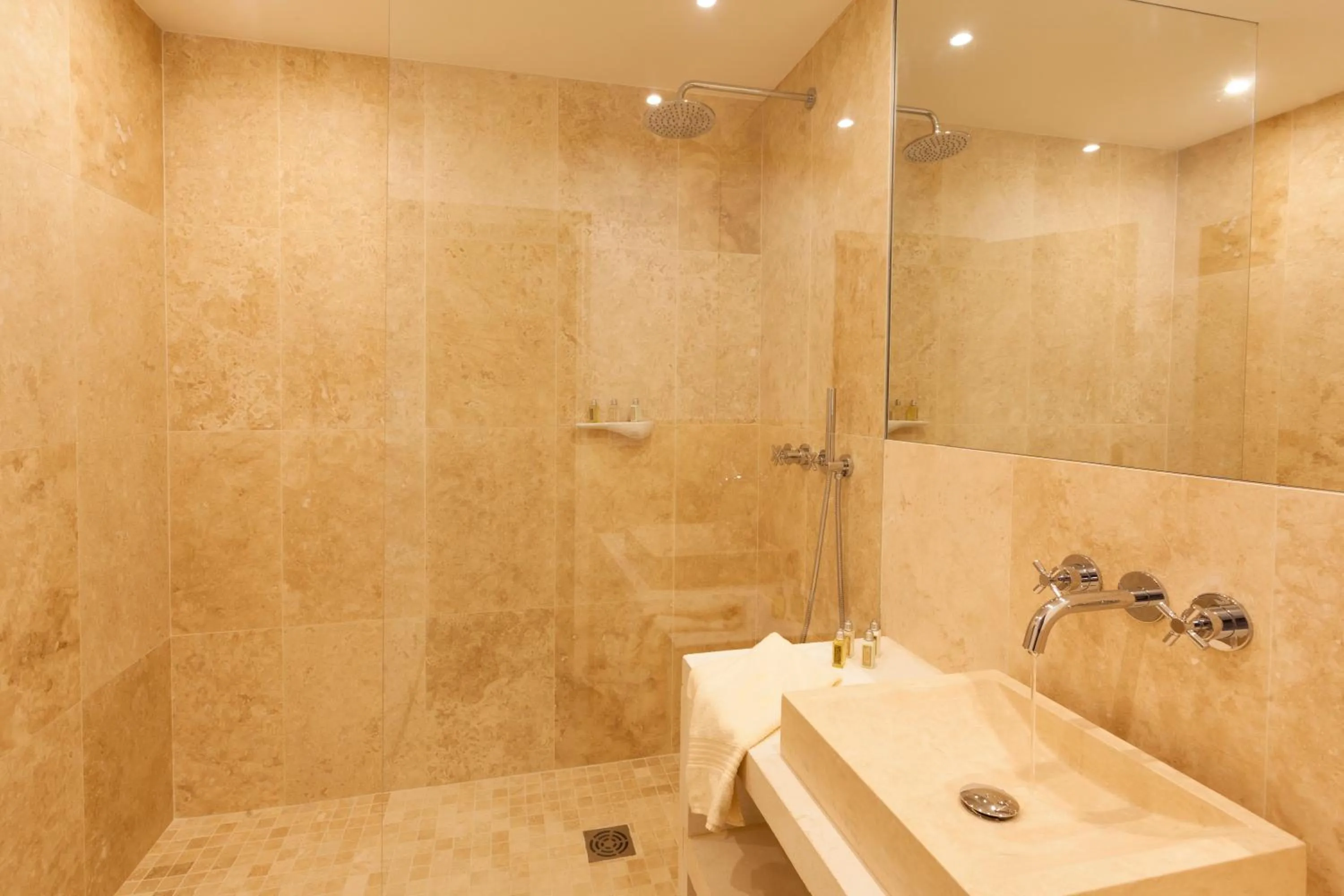 Bathroom in Le Vieux Castillon