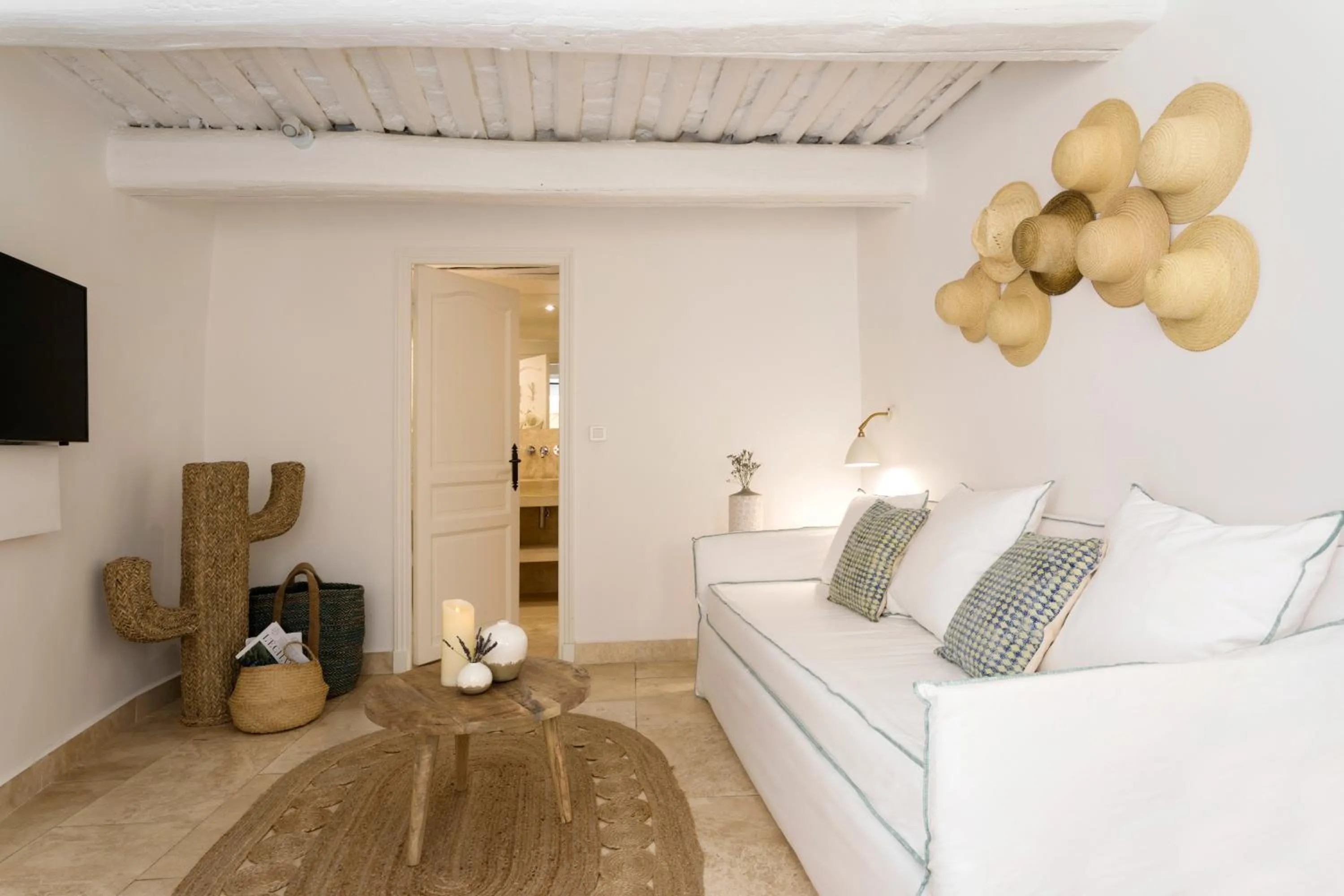 Seating area, Bed in Le Vieux Castillon