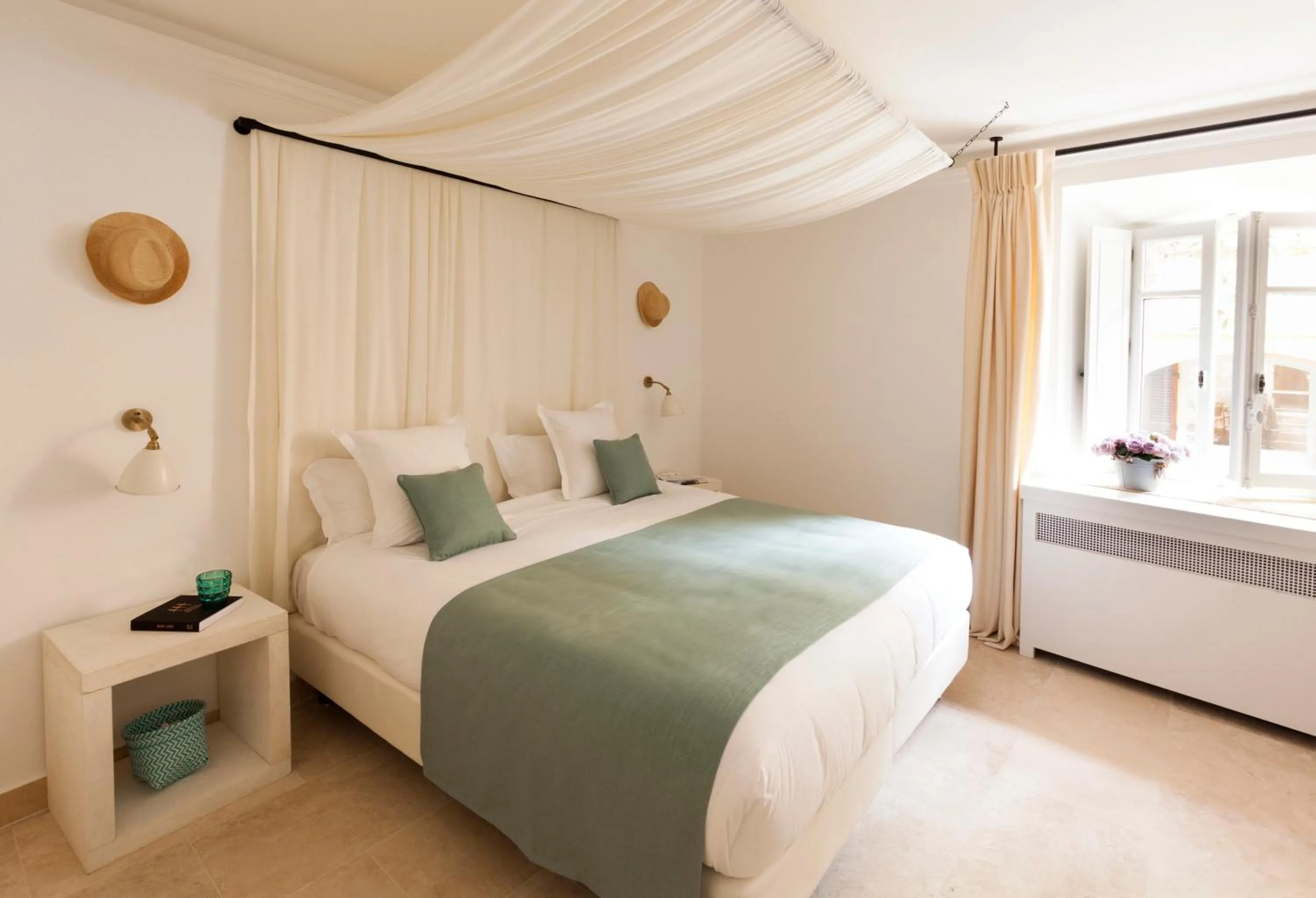 Photo of the whole room, Bed in Le Vieux Castillon