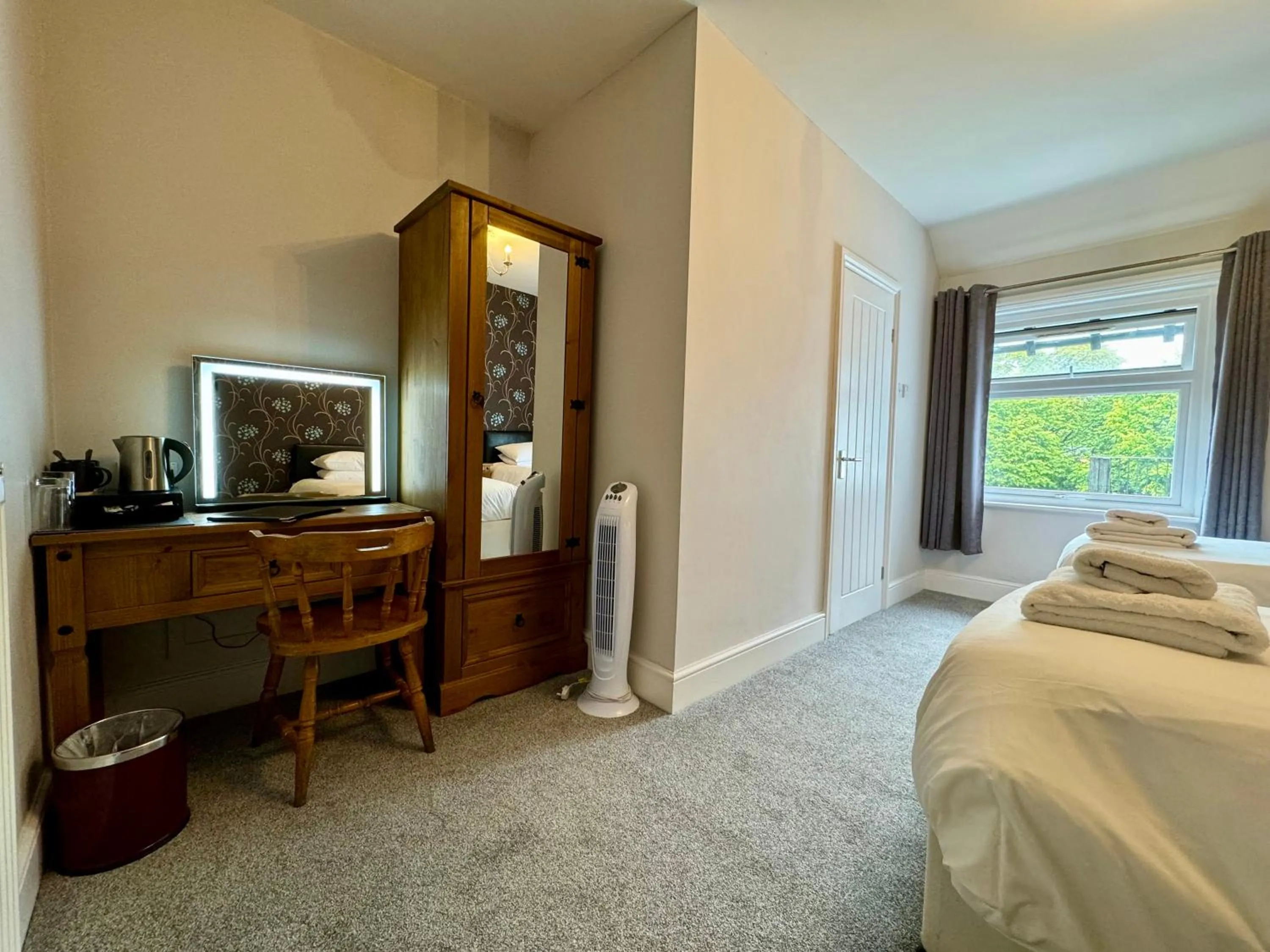 Bedroom, Bed in The Half Moon