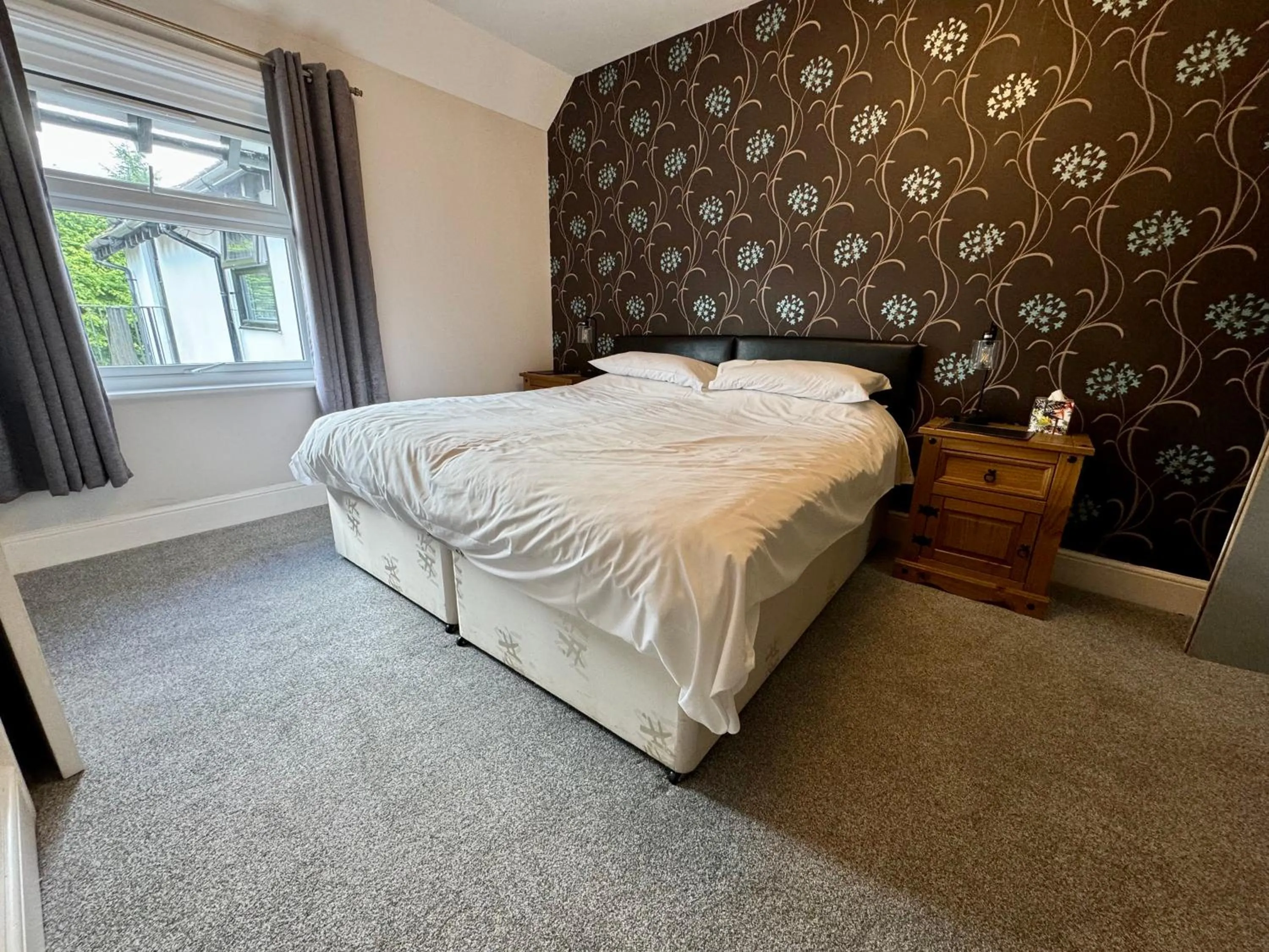 Bedroom, Bed in The Half Moon