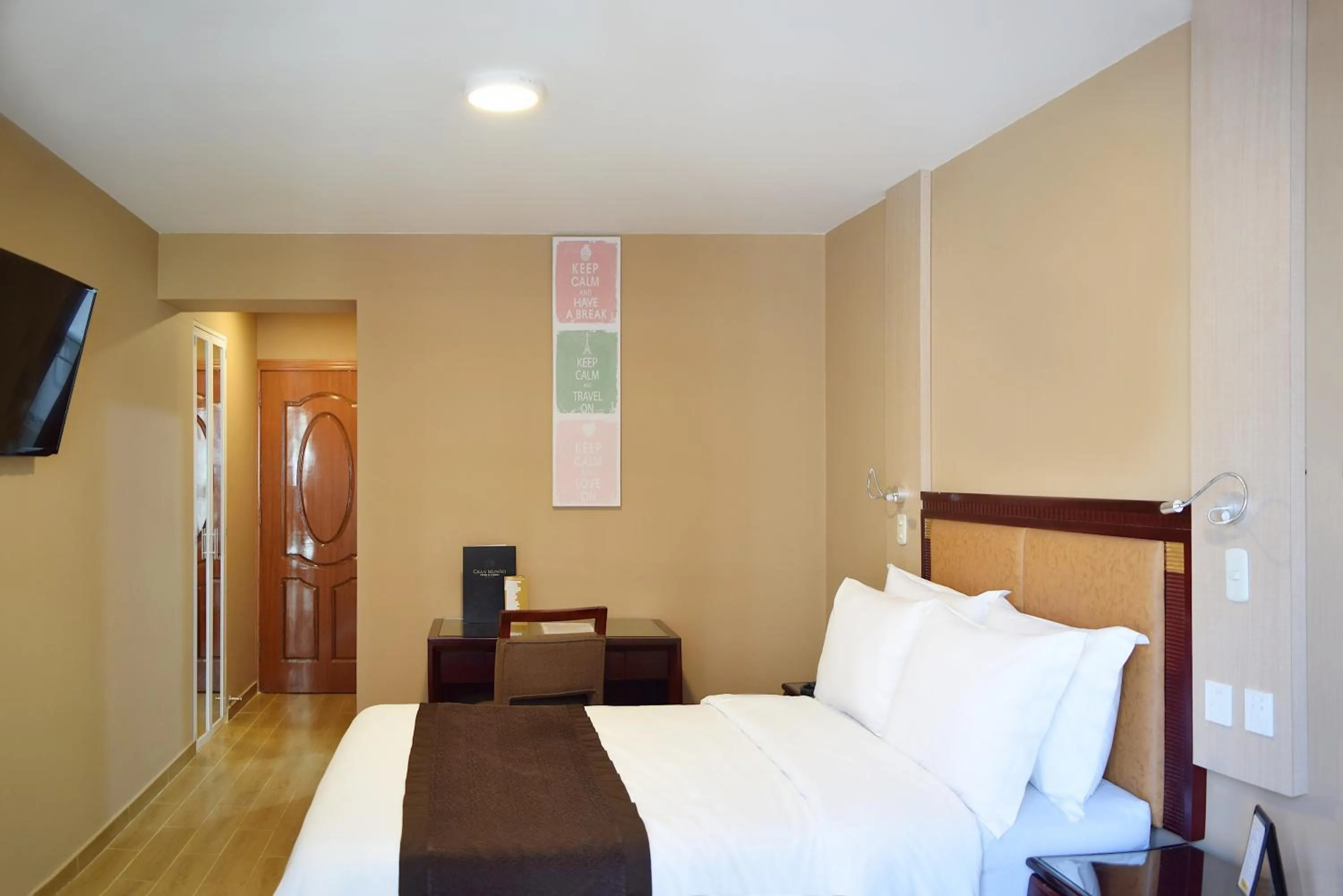 Photo of the whole room, Bed in Gran Mundo Hotel & Suites