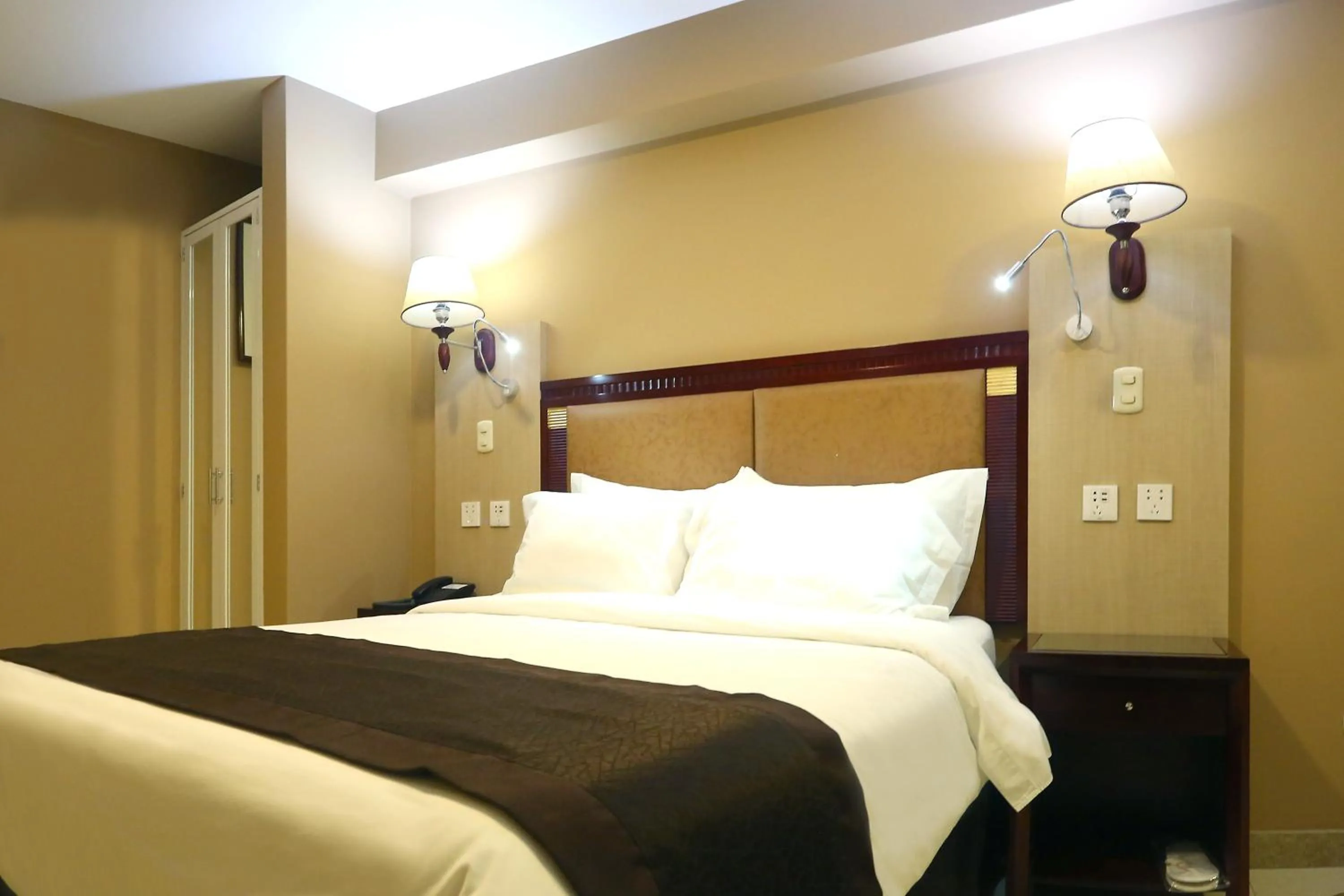 Decorative detail, Bed in Gran Mundo Hotel & Suites