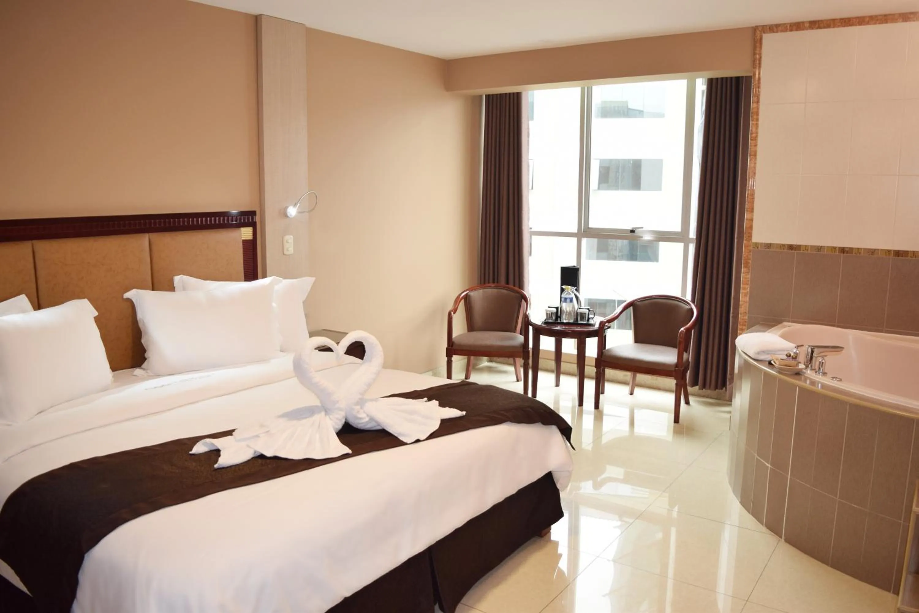 Hot Tub, Bed in Gran Mundo Hotel & Suites