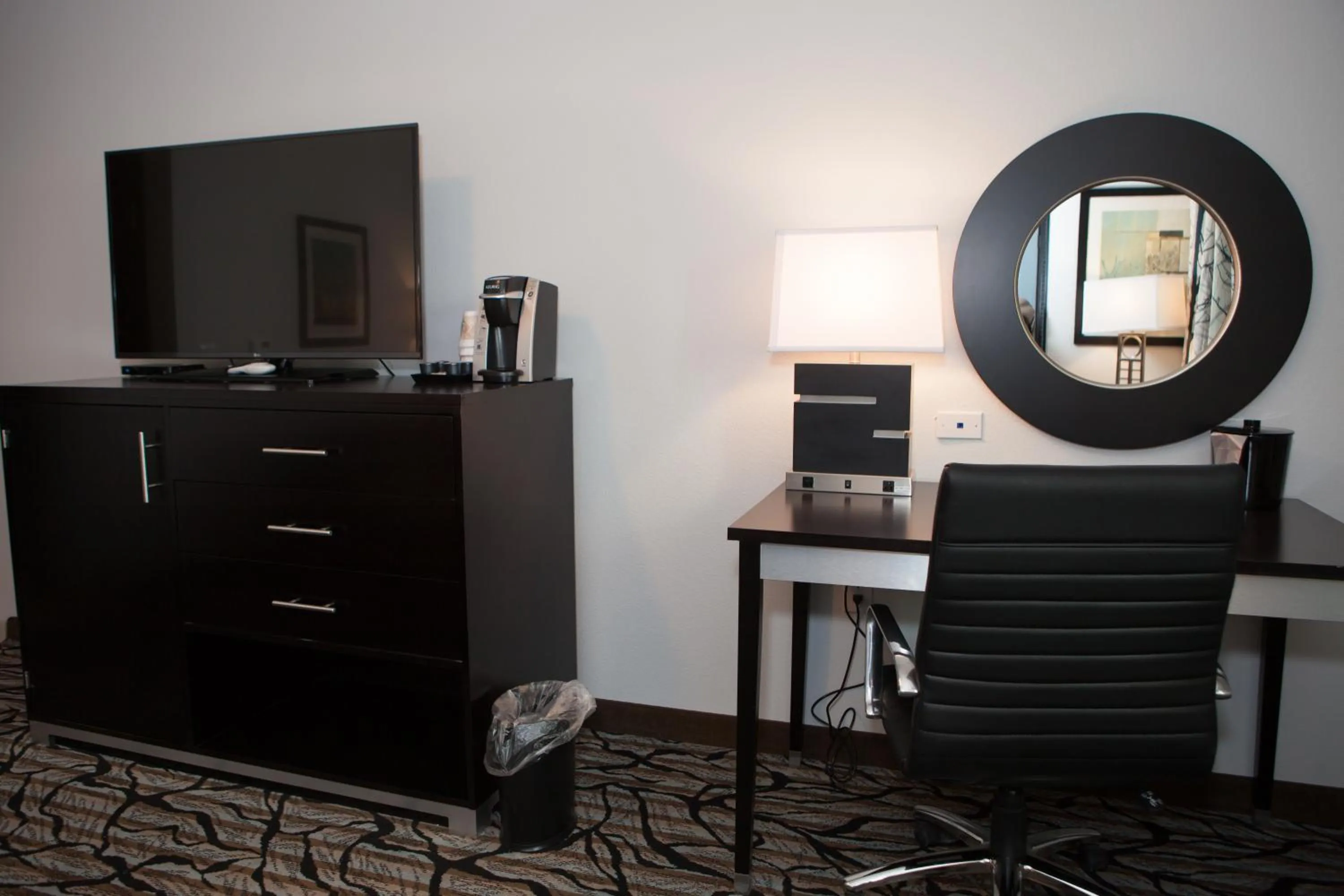 TV and multimedia in La Quinta Inn & Suites by Wyndham Lubbock Southwest