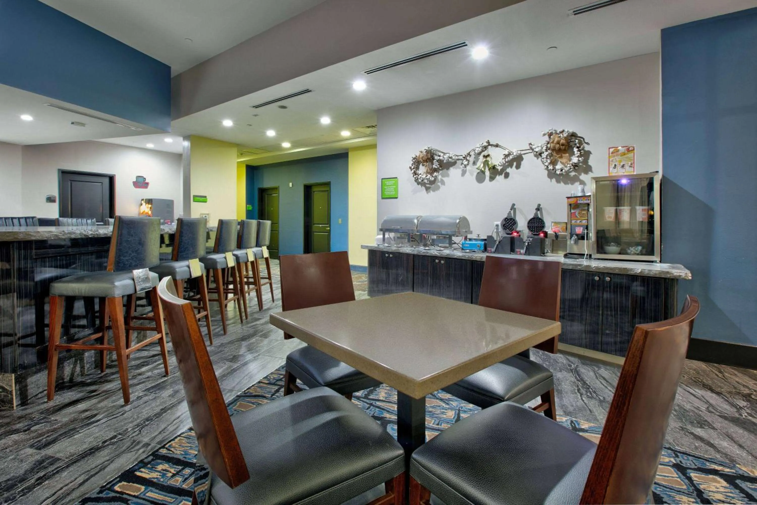 Breakfast in La Quinta Inn & Suites by Wyndham Lubbock Southwest
