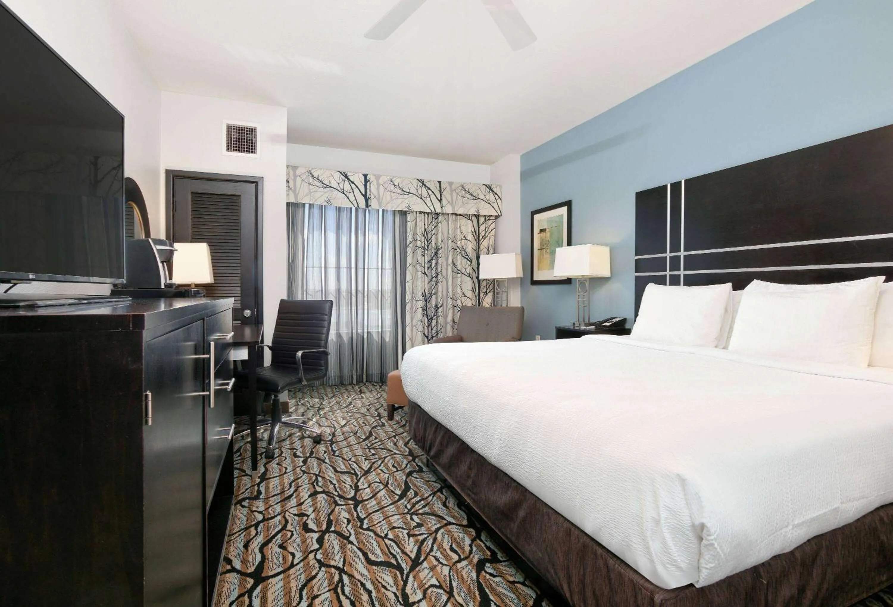 Photo of the whole room, Bed in La Quinta Inn & Suites by Wyndham Lubbock Southwest