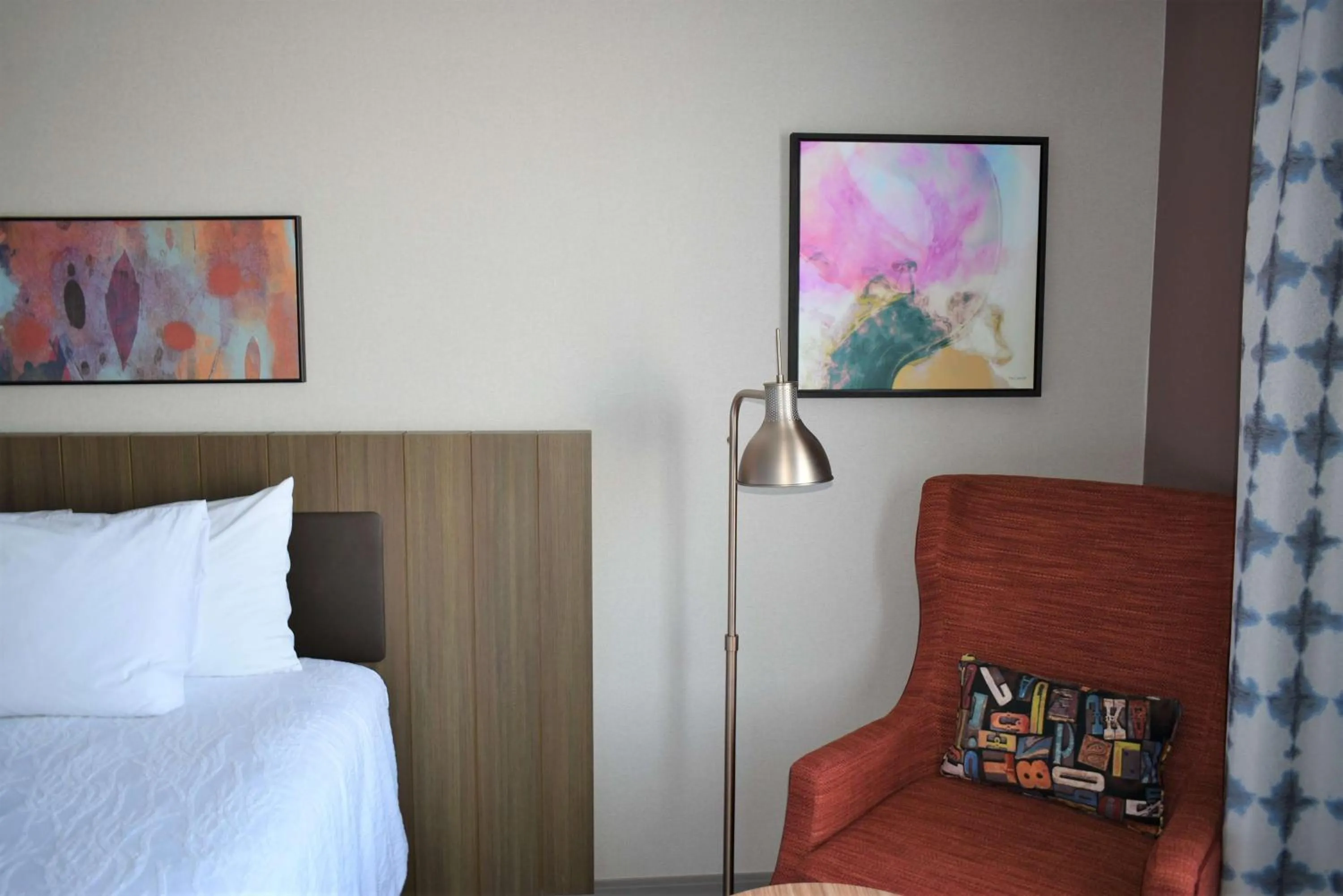 Living room, Bed in Hilton Garden Inn Oconomowoc