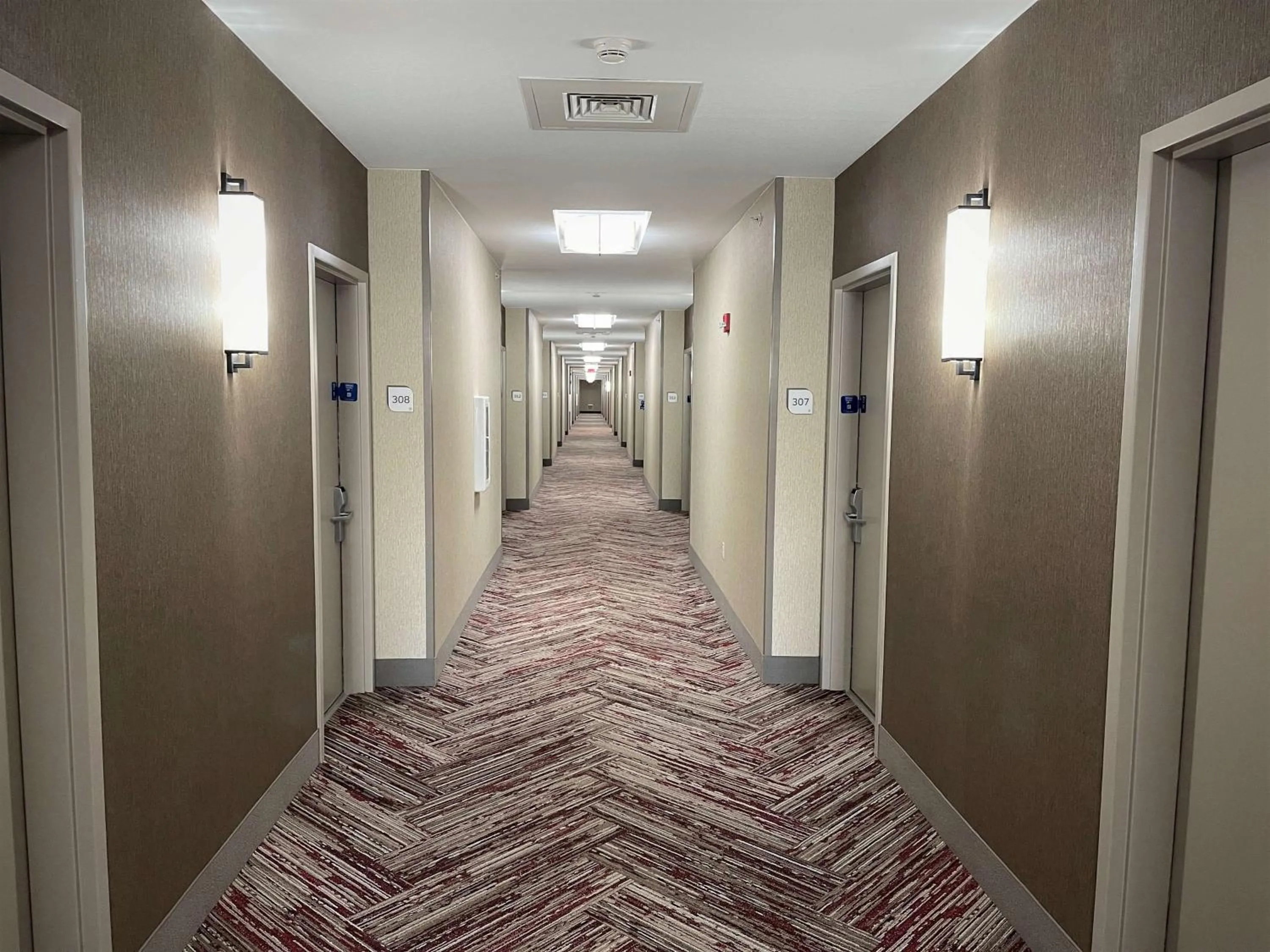 Property building in Hilton Garden Inn Oconomowoc