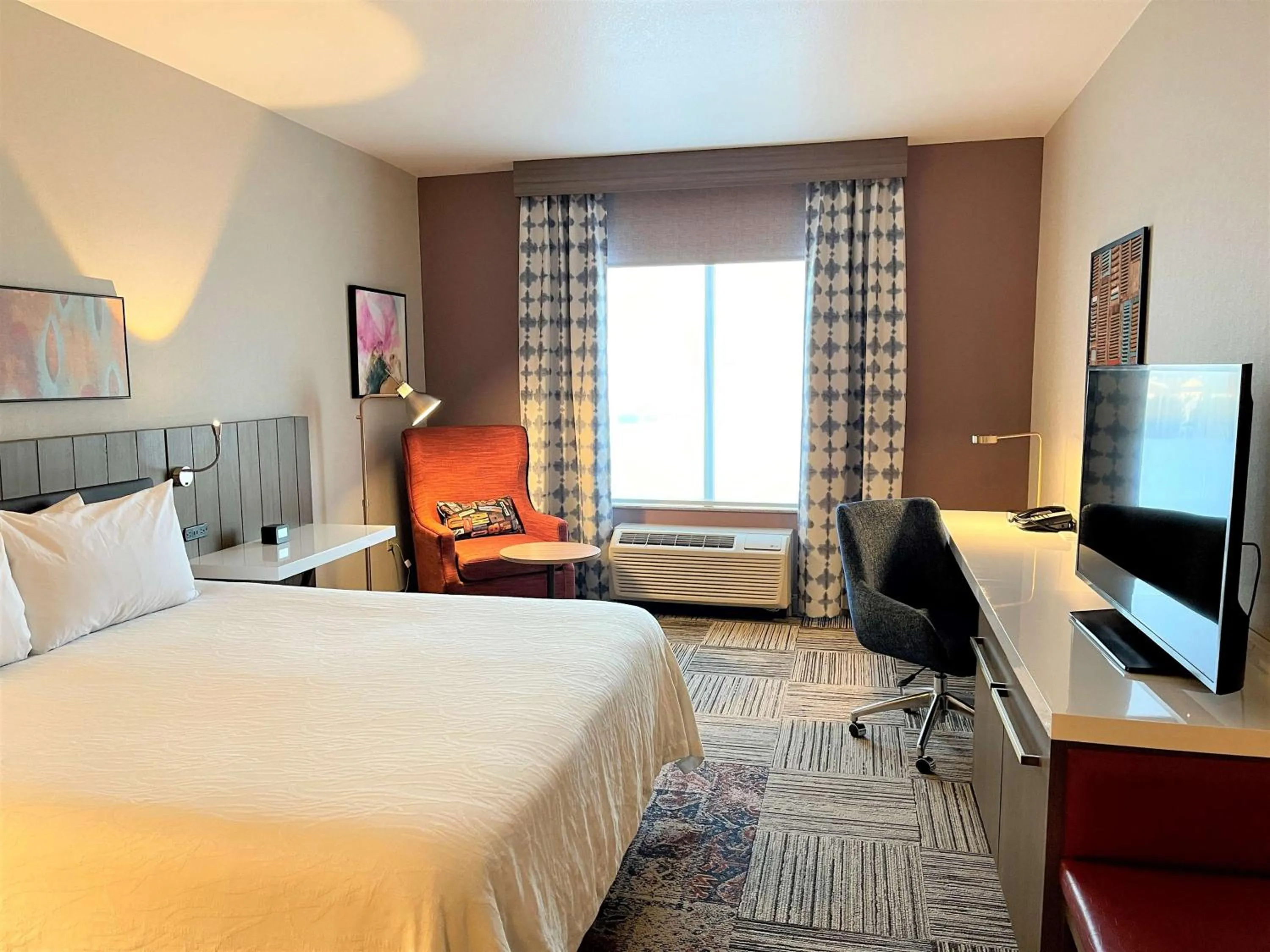 Bedroom, Bed in Hilton Garden Inn Oconomowoc