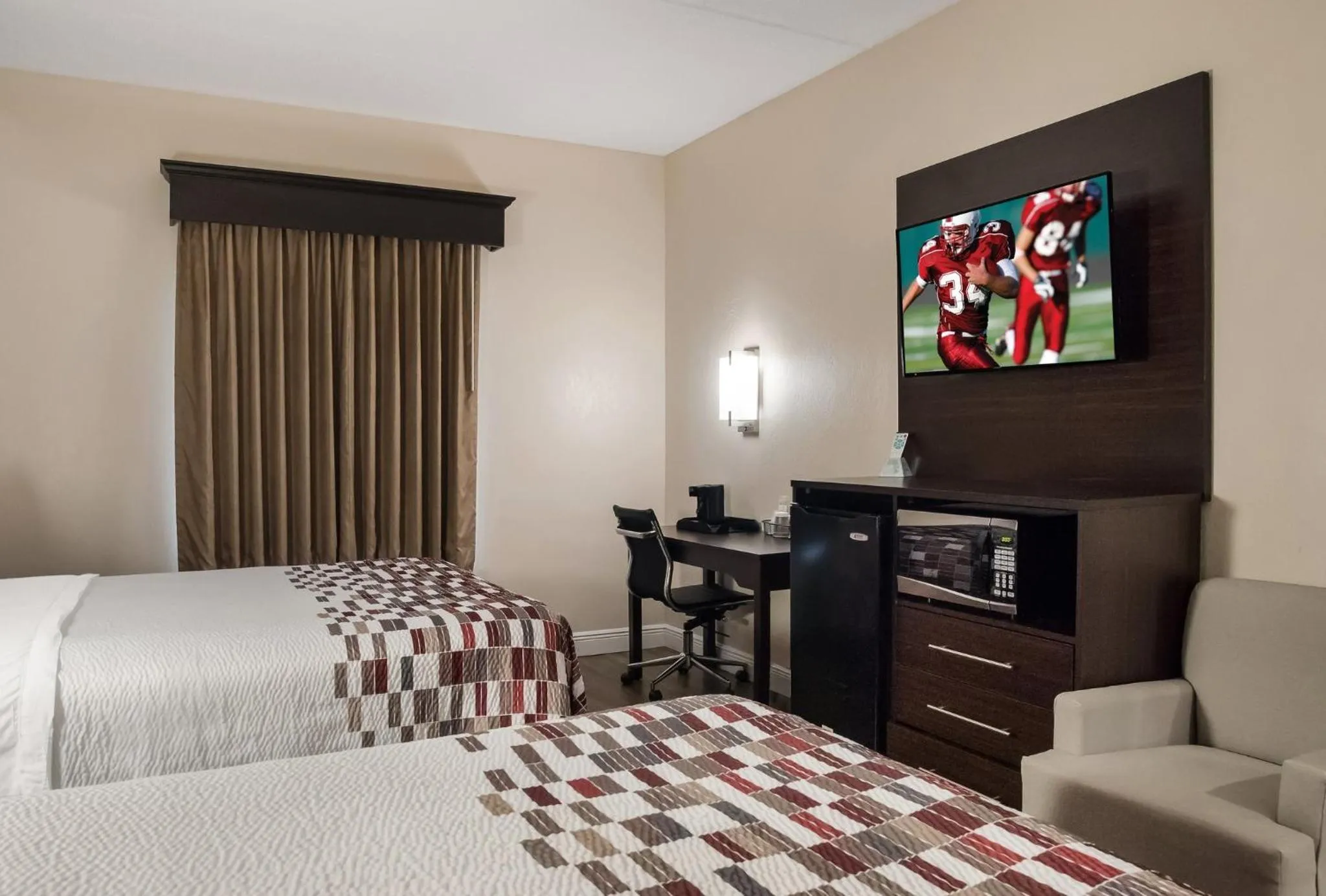 Photo of the whole room, Bed in Red Roof Inn Tupelo