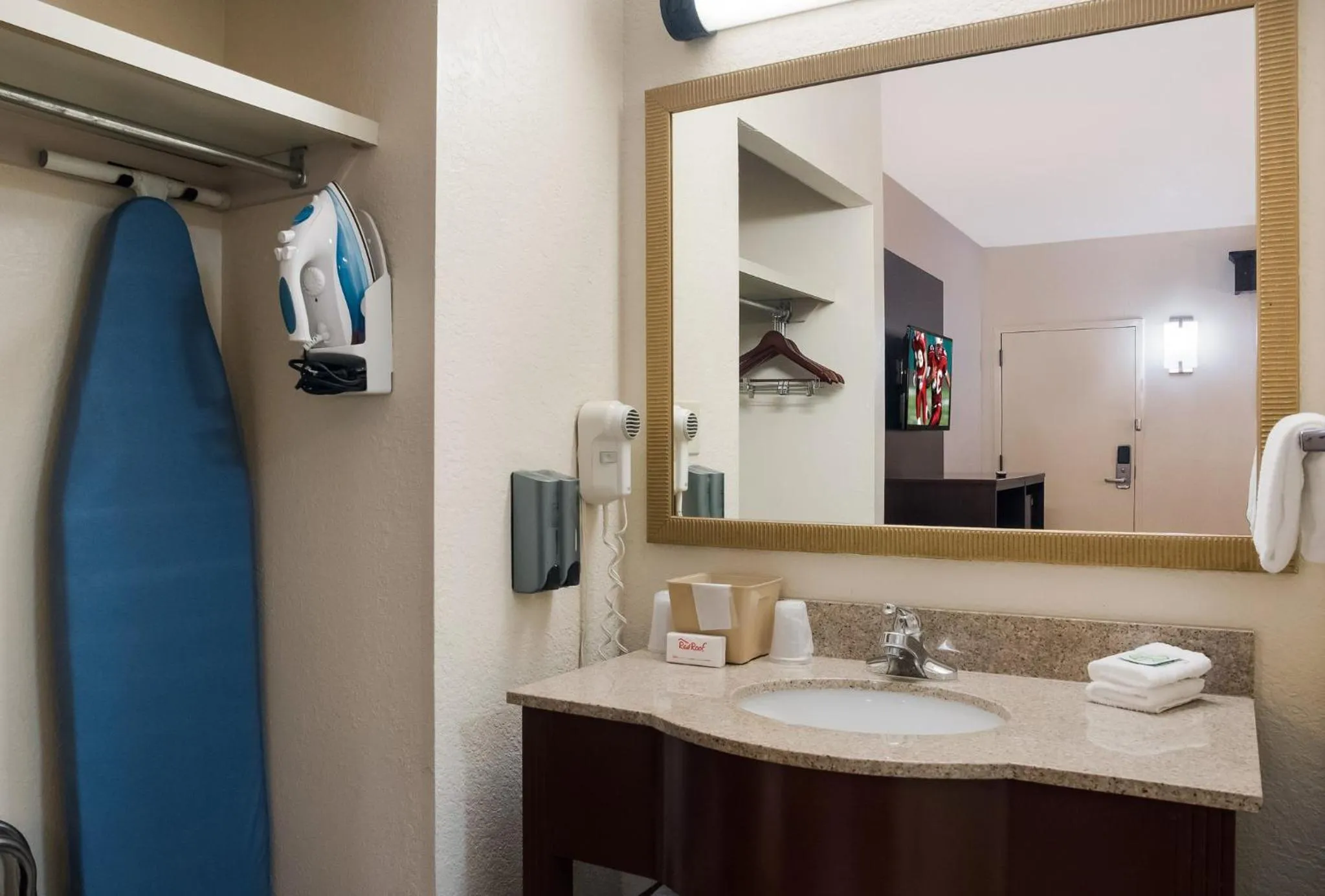 Bathroom in Red Roof Inn Tupelo