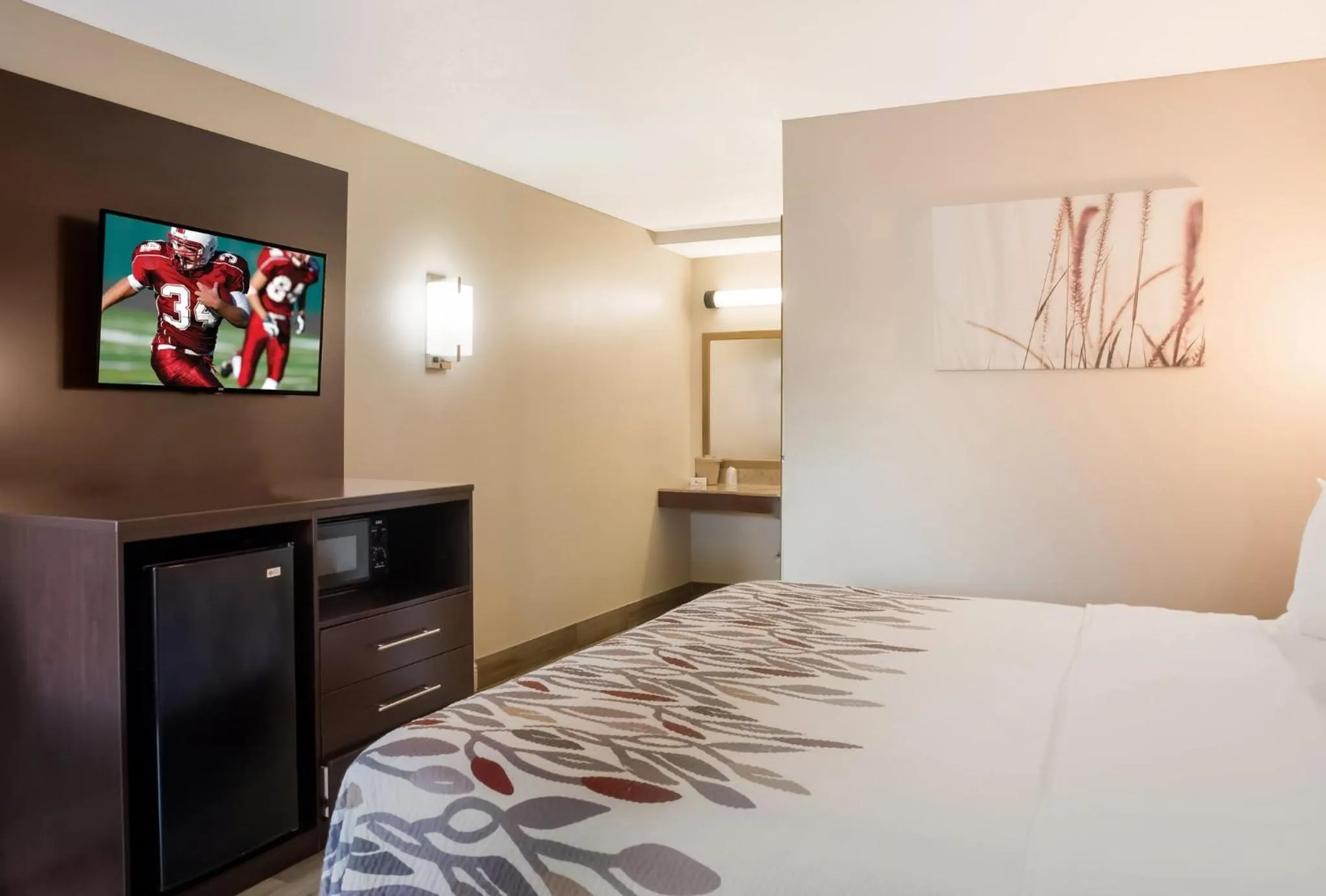 Photo of the whole room, Bed in Red Roof Inn Tupelo