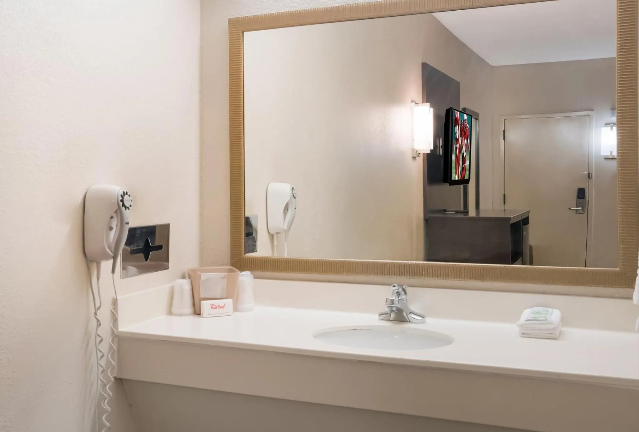 Bathroom in Red Roof Inn Tupelo