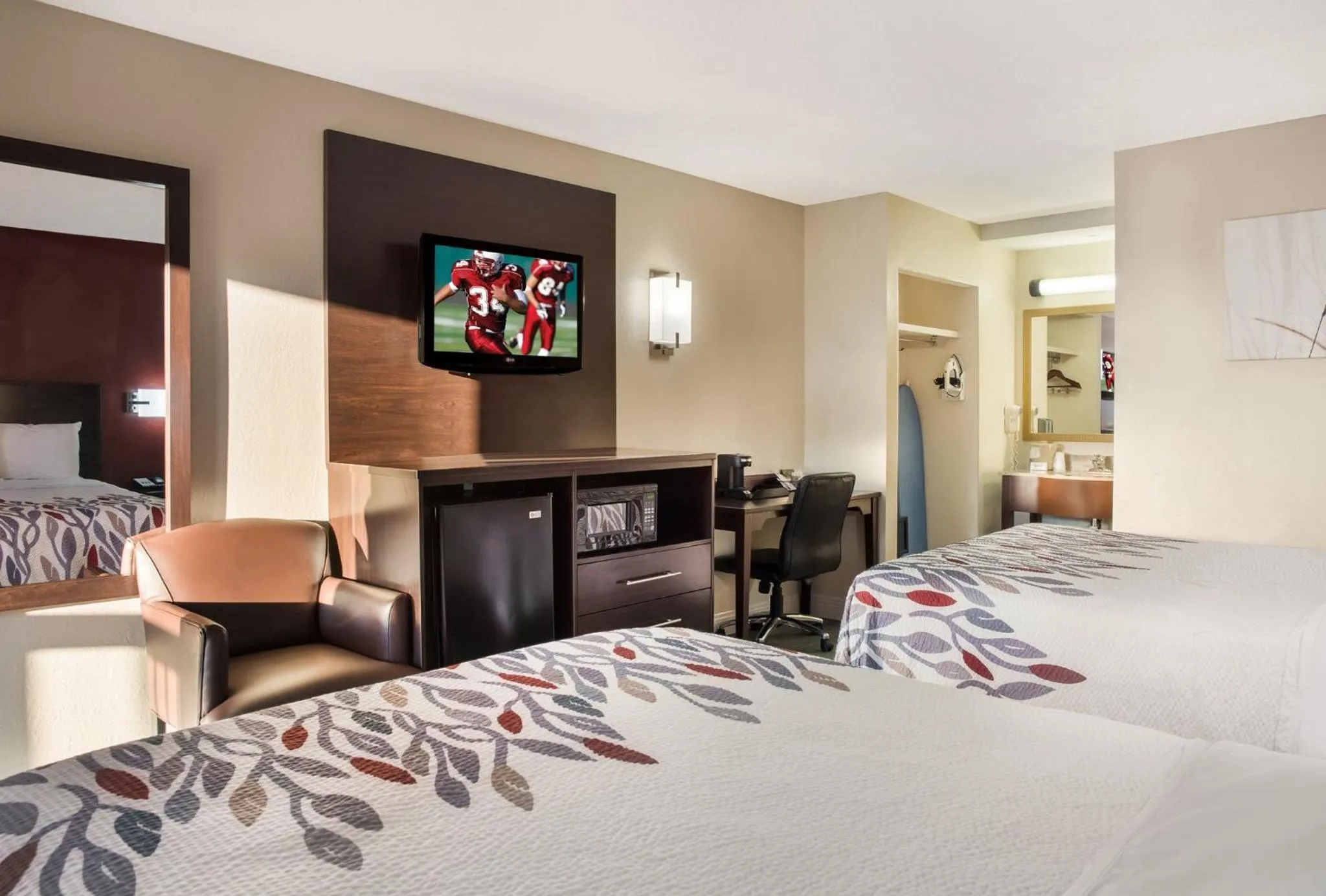 Photo of the whole room, Bed in Red Roof Inn Tupelo