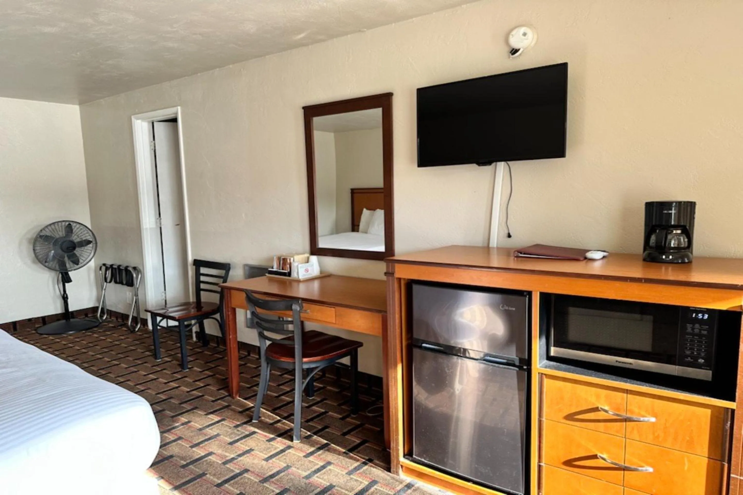 Living room, Bed in Anchor Bay Inn near Winchester Bay