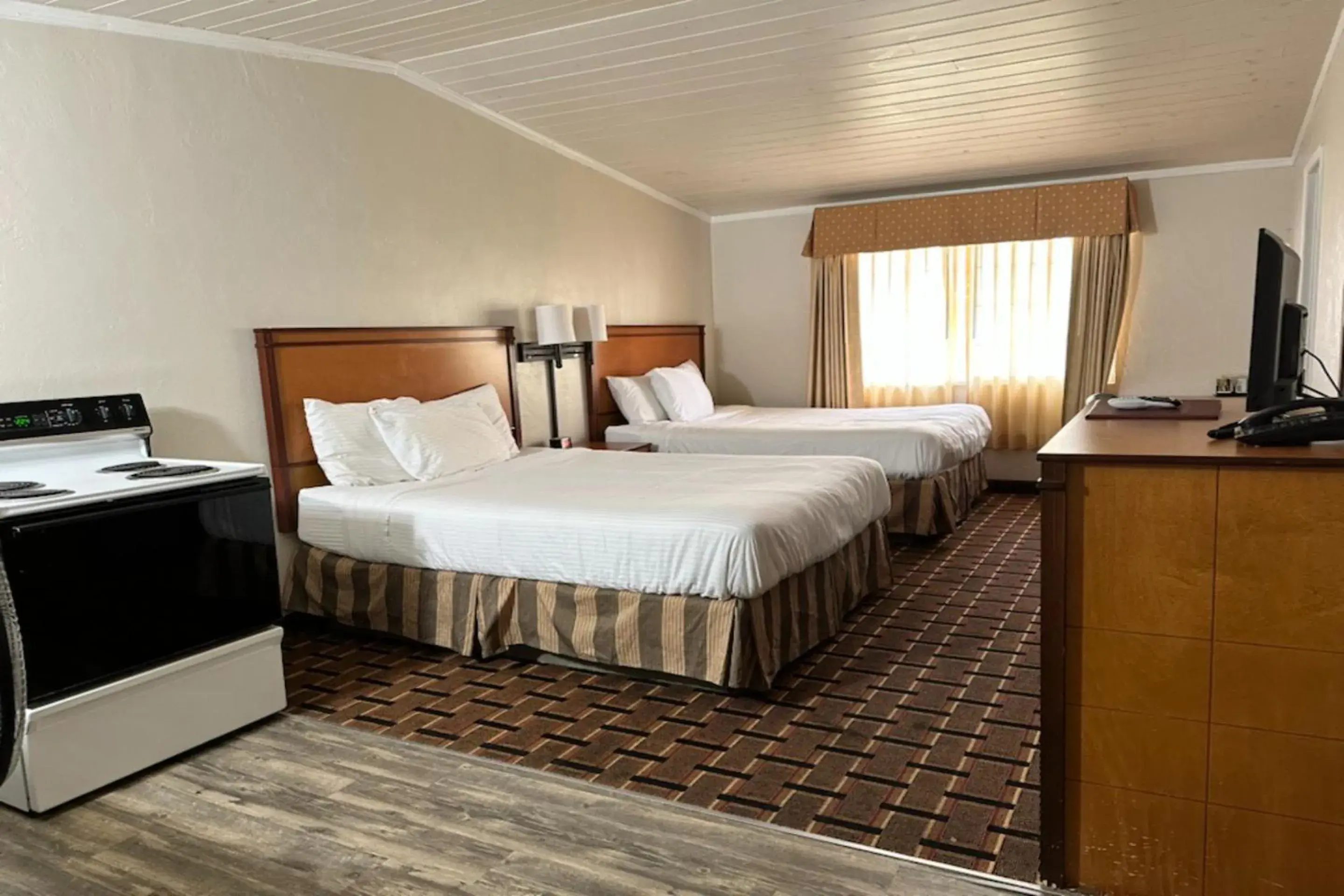 Queen Room with Two Queen Beds in Anchor Bay Inn near Winchester Bay Queen Room with Two Queen Beds in Anchor Bay Inn near Winchester Bay