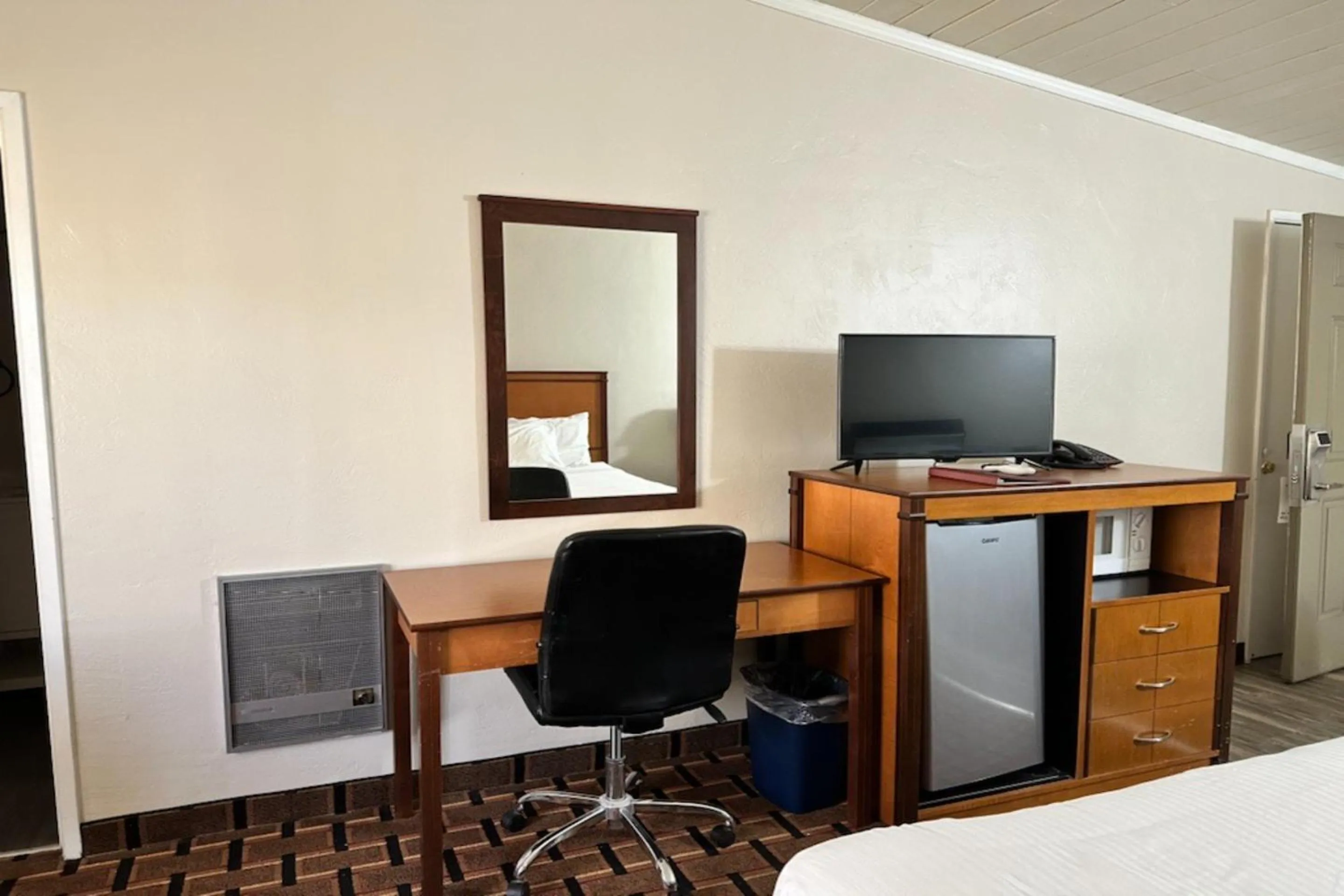 Bedroom in Anchor Bay Inn near Winchester Bay