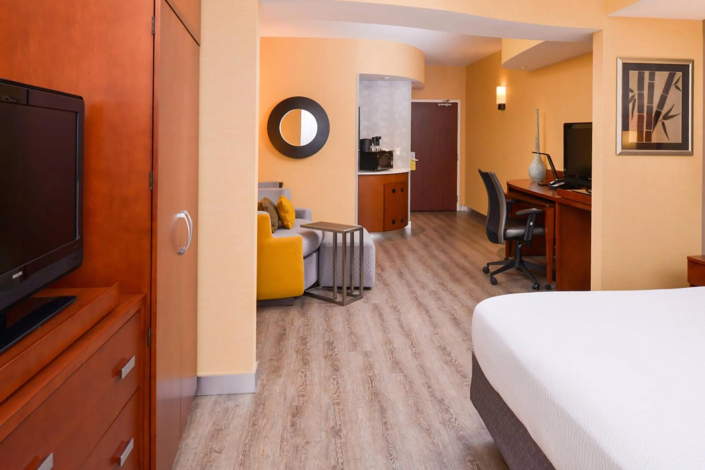 Photo of the whole room, Bed in Courtyard by Marriott Victorville Hesperia