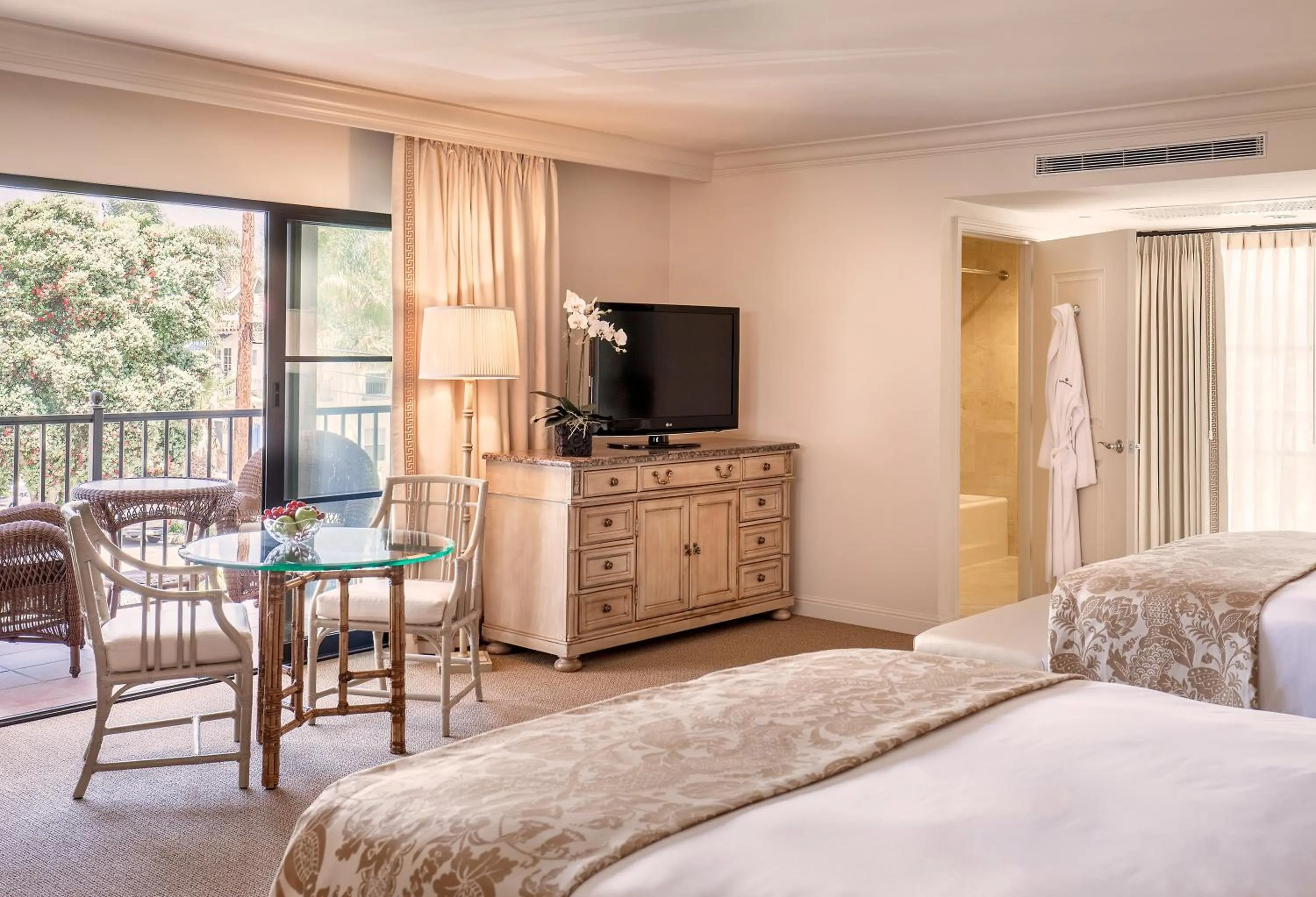 Balcony/Terrace, Bed in Santa Barbara Inn