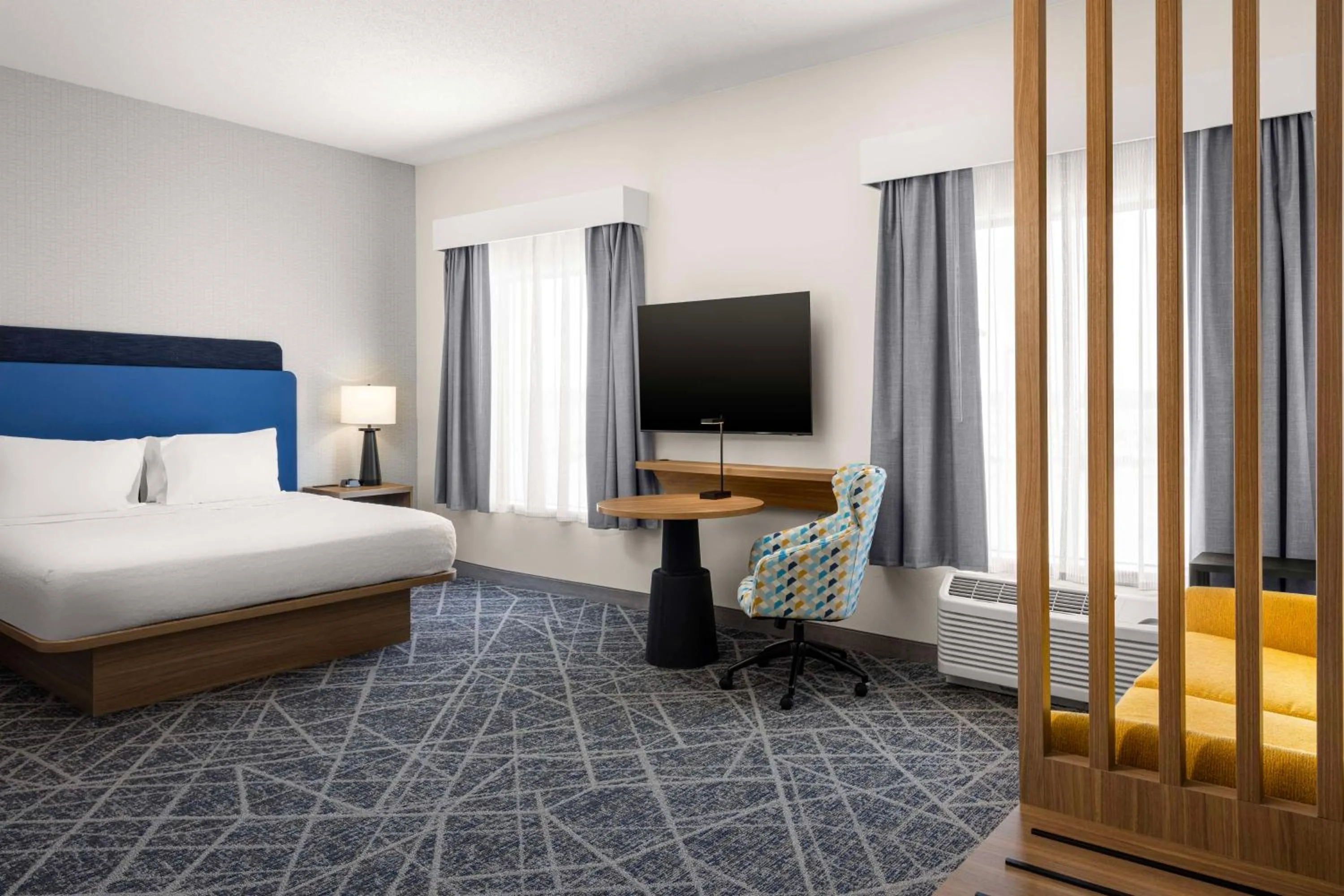 Bed in Hampton Inn & Suites Moline-Quad City Int'l Aprt