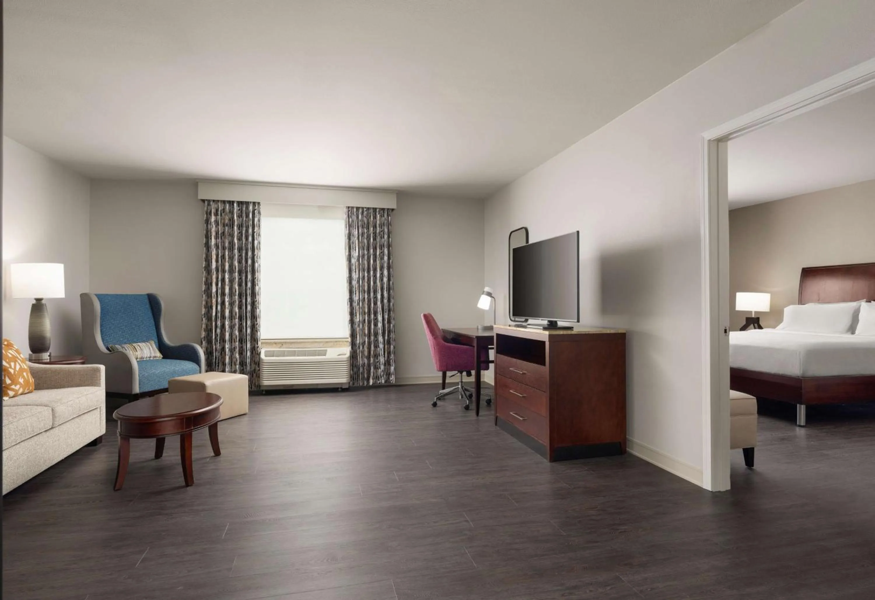 Living room, Bed in Hilton Garden Inn Shreveport Bossier City