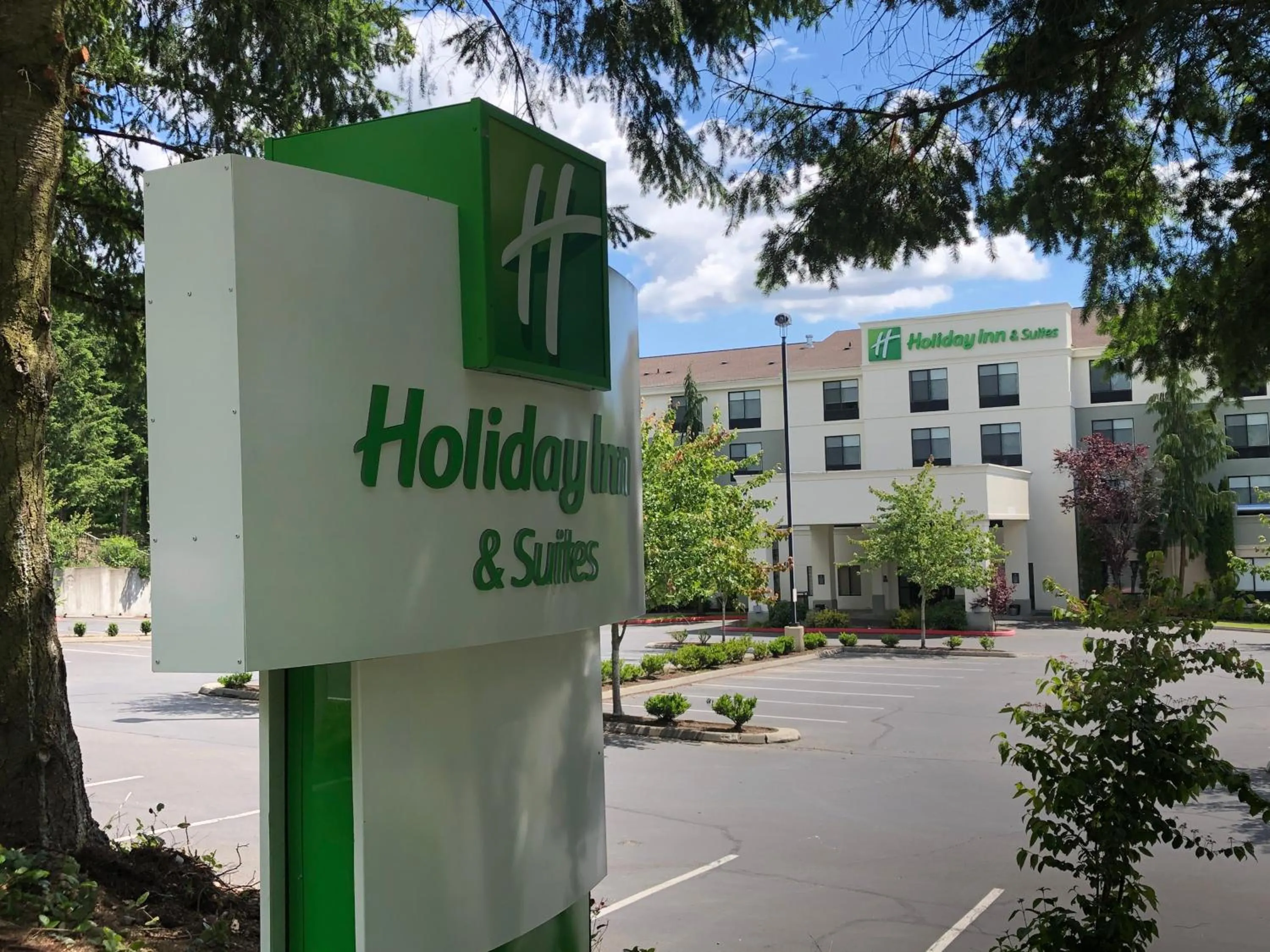 Property building in Holiday Inn & Suites Bothell an IHG Hotel