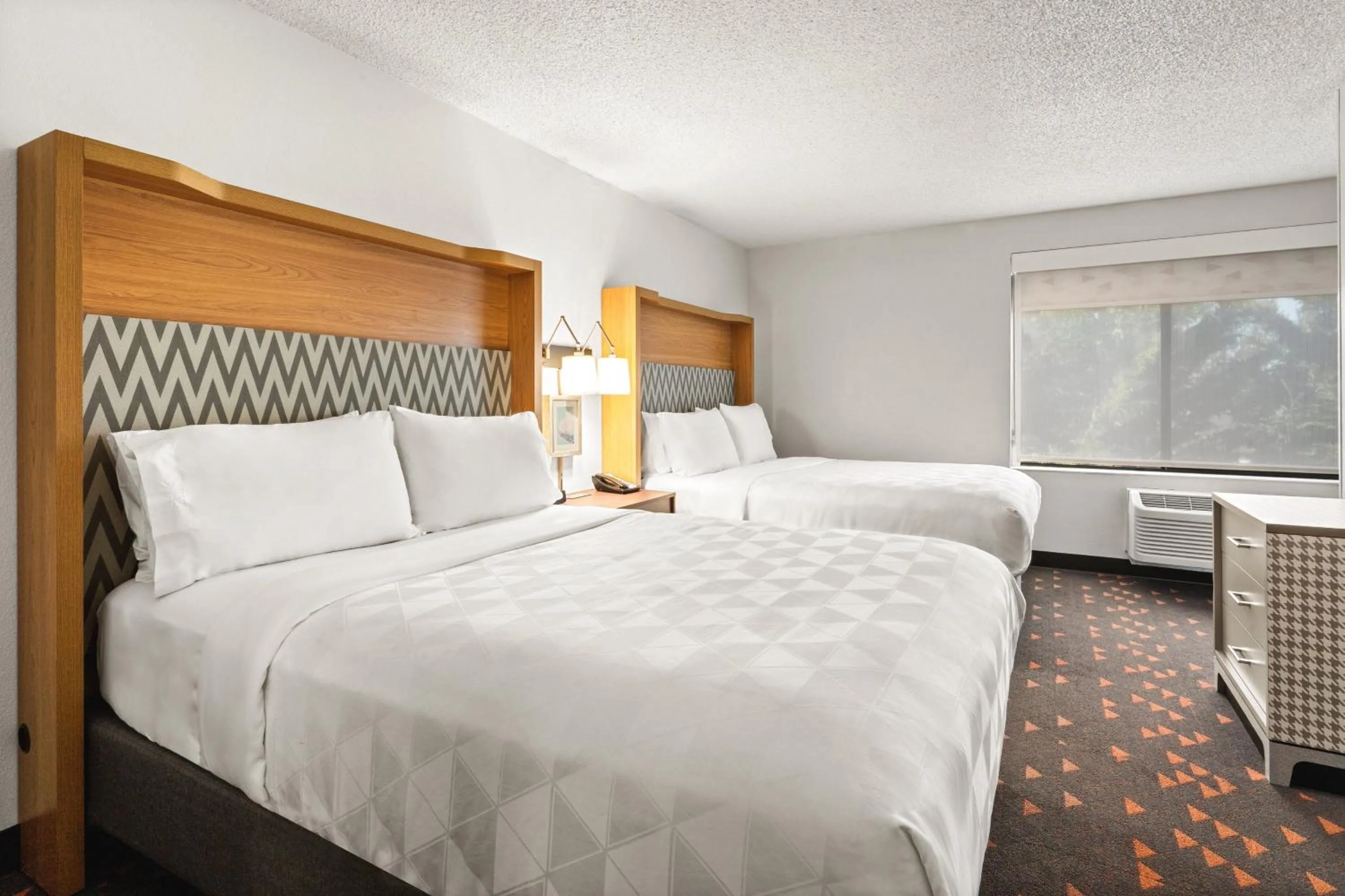 Photo of the whole room, Bed in Holiday Inn & Suites Bothell an IHG Hotel