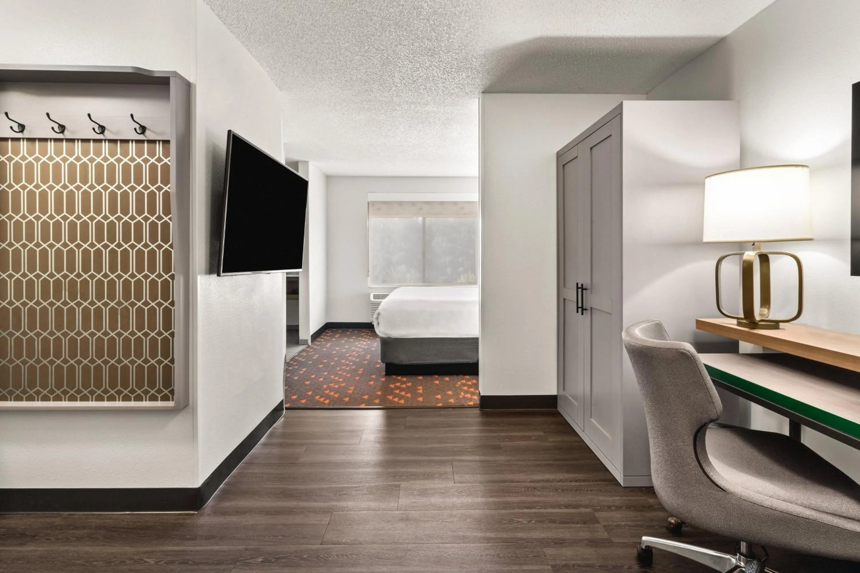 Photo of the whole room, Bed in Holiday Inn & Suites Bothell an IHG Hotel